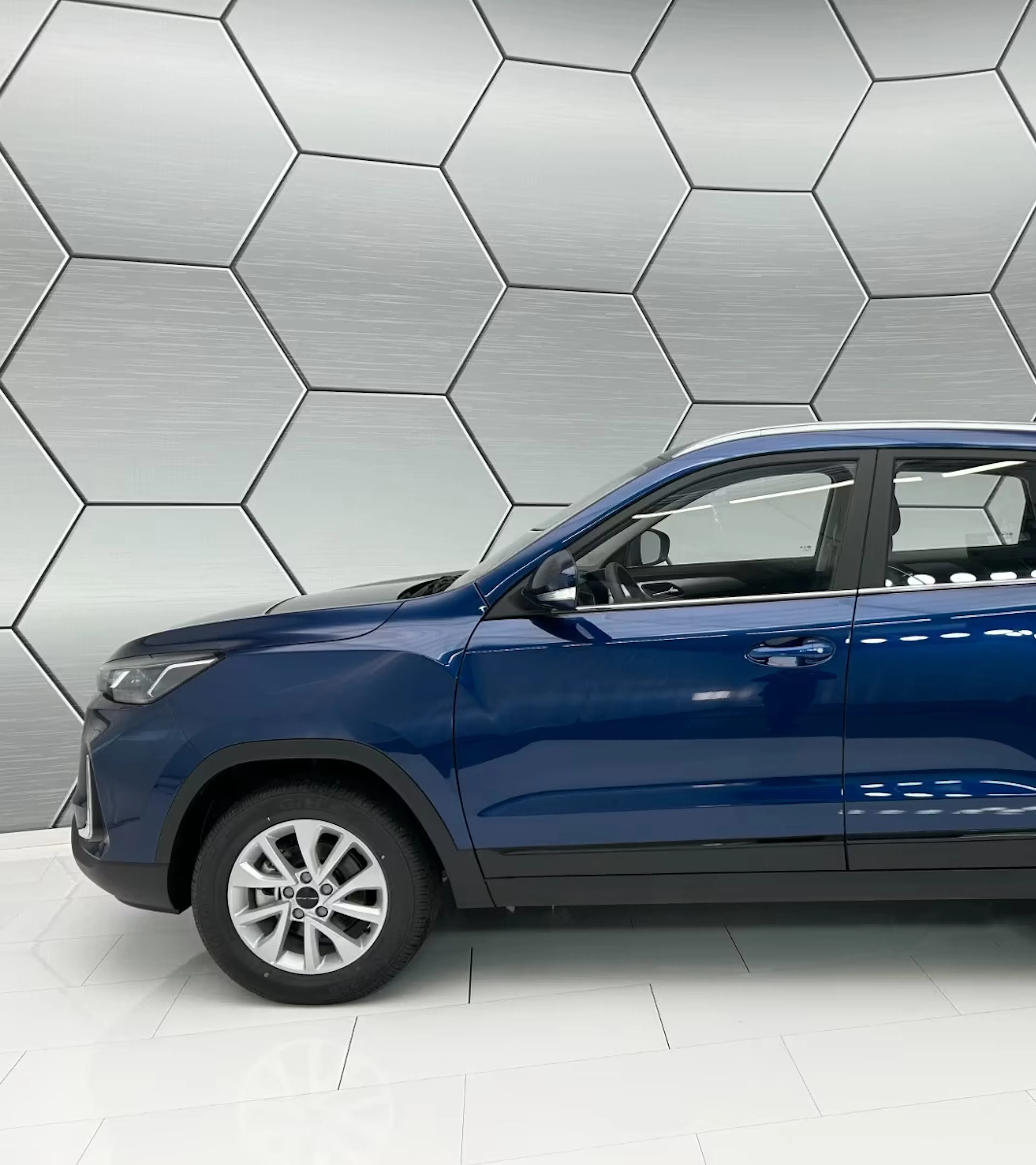 Ein blauer BAIC Beijing X35 steht beim Händler