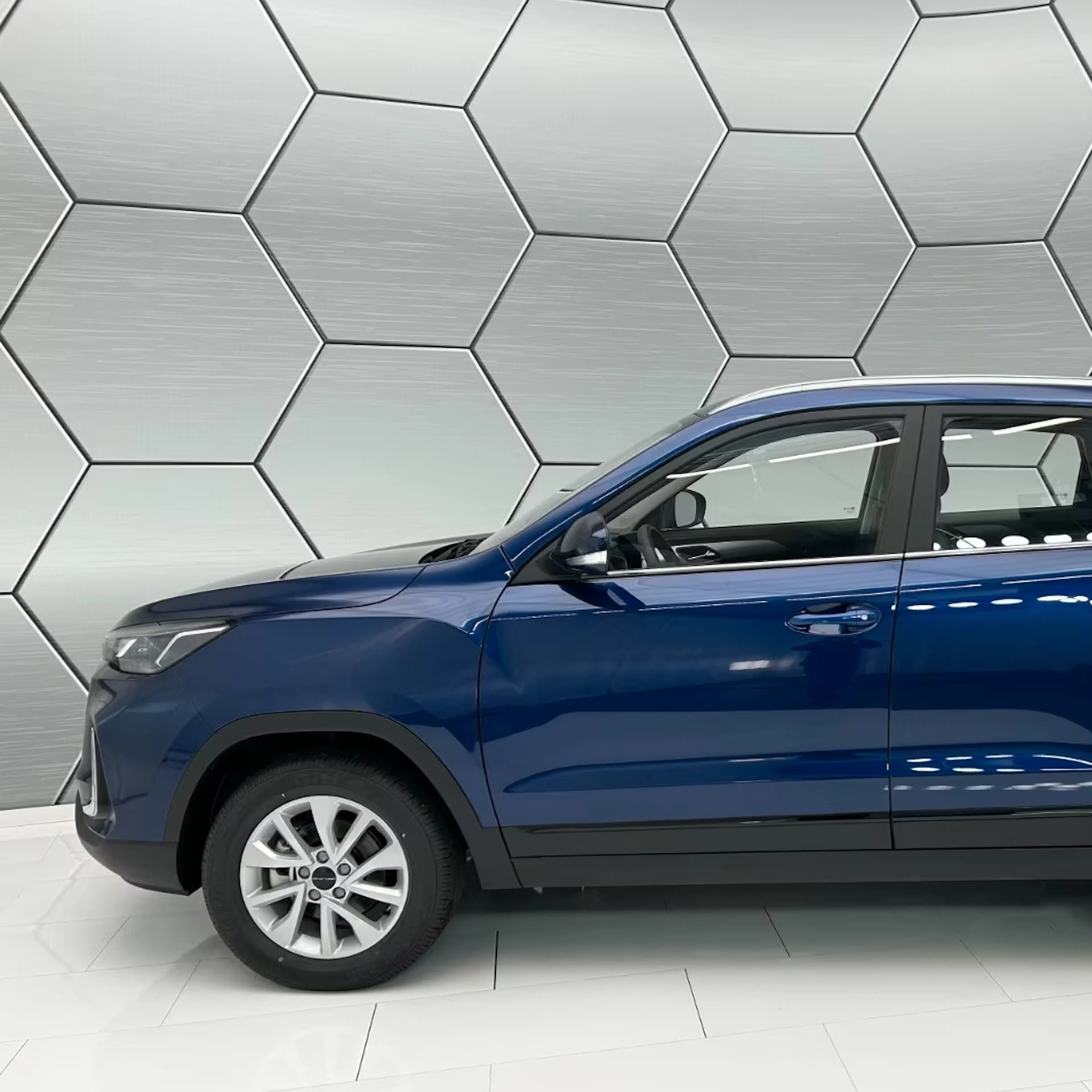 Ein blauer BAIC Beijing X35 steht beim Händler