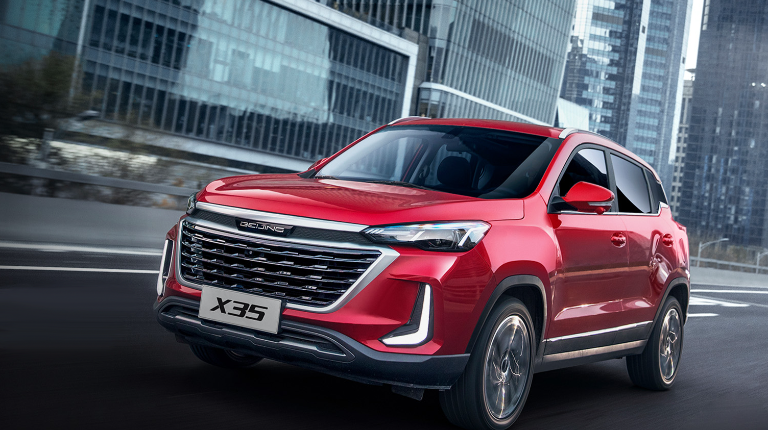Ein roter BAIC Beijing X35 auf einer Straße in der Stadt