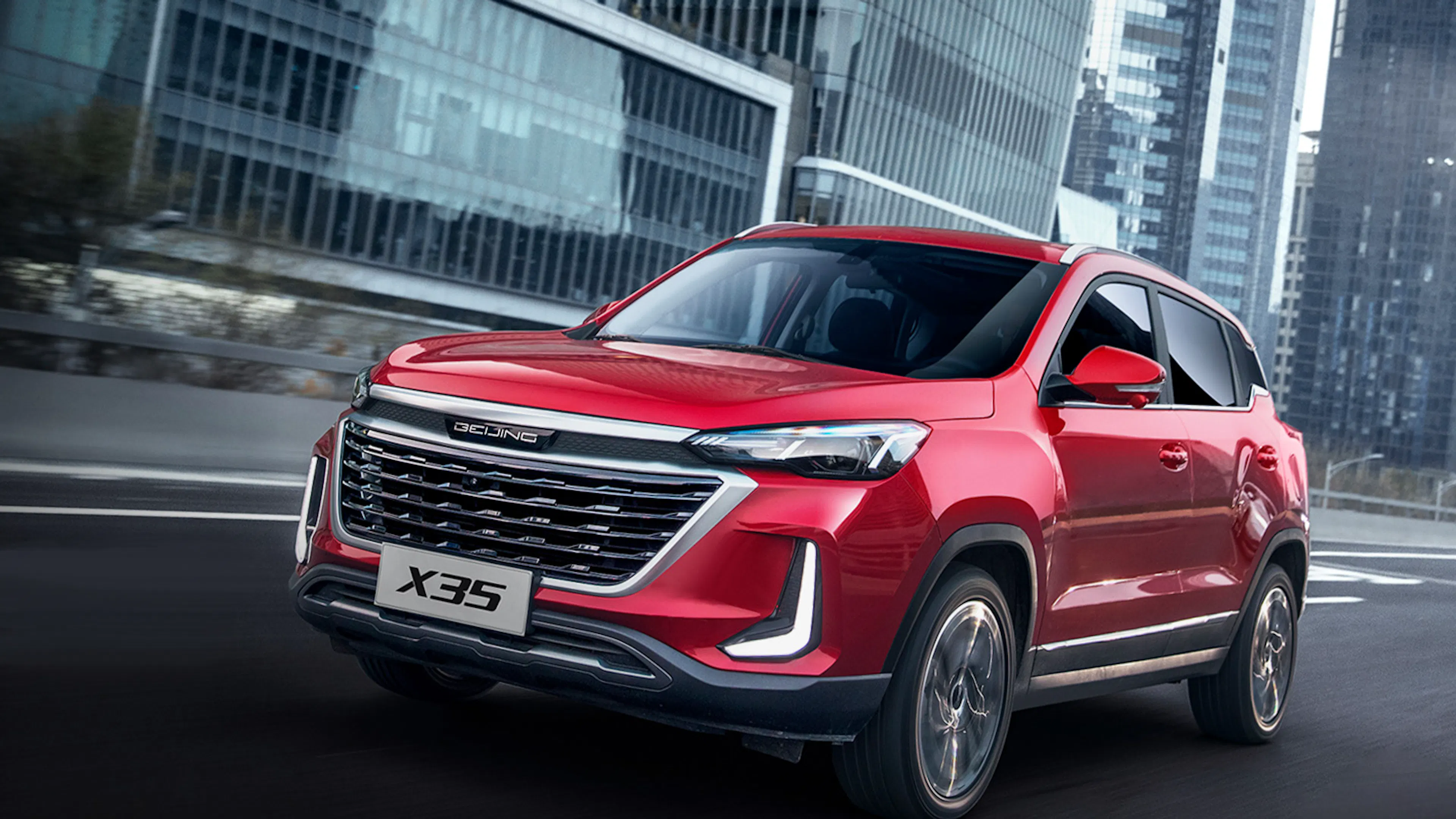 Ein roter BAIC Beijing X35 auf einer Straße in der Stadt