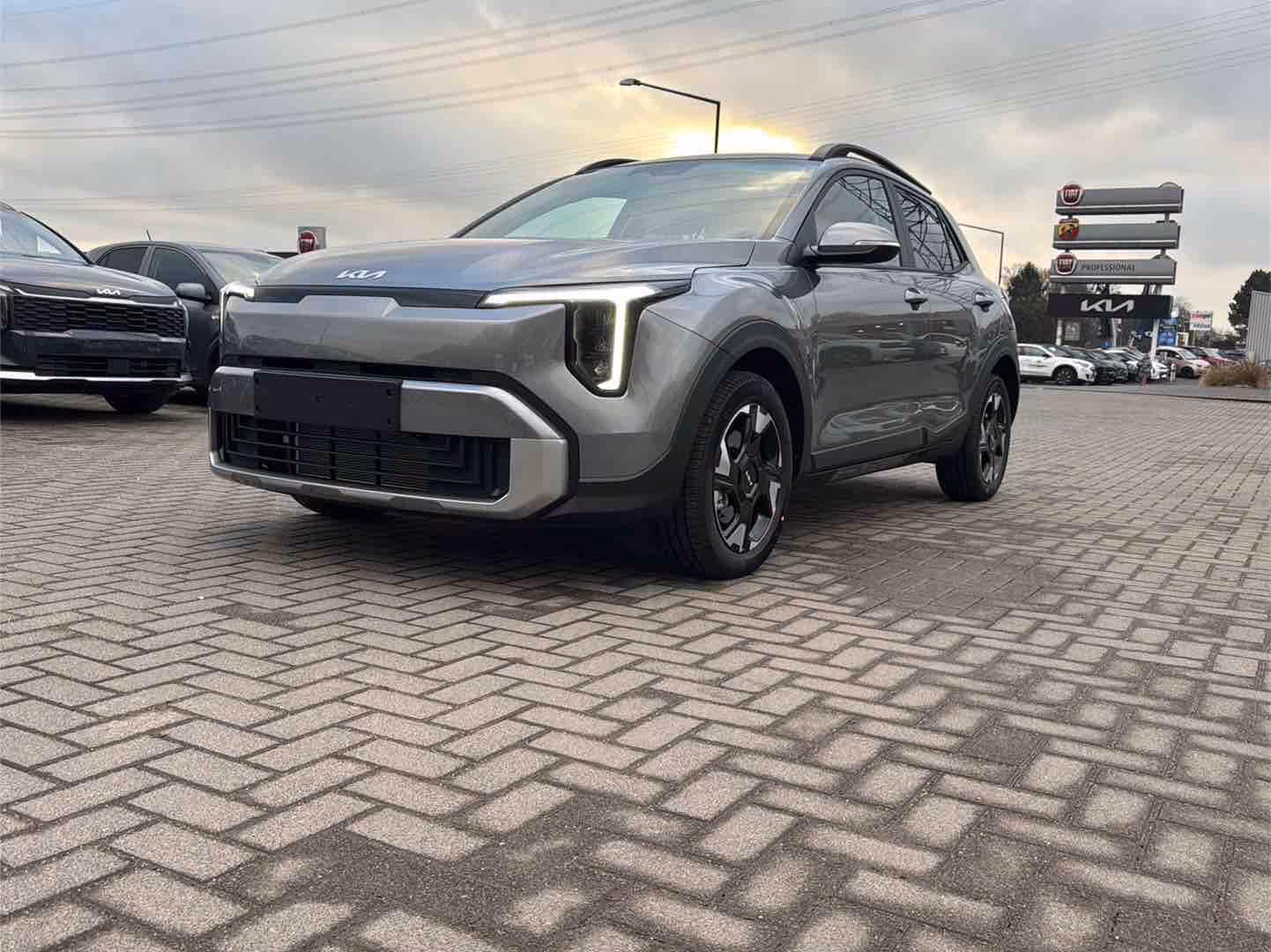 Ein grauer Kia Stonic steht auf dem Parkplatz