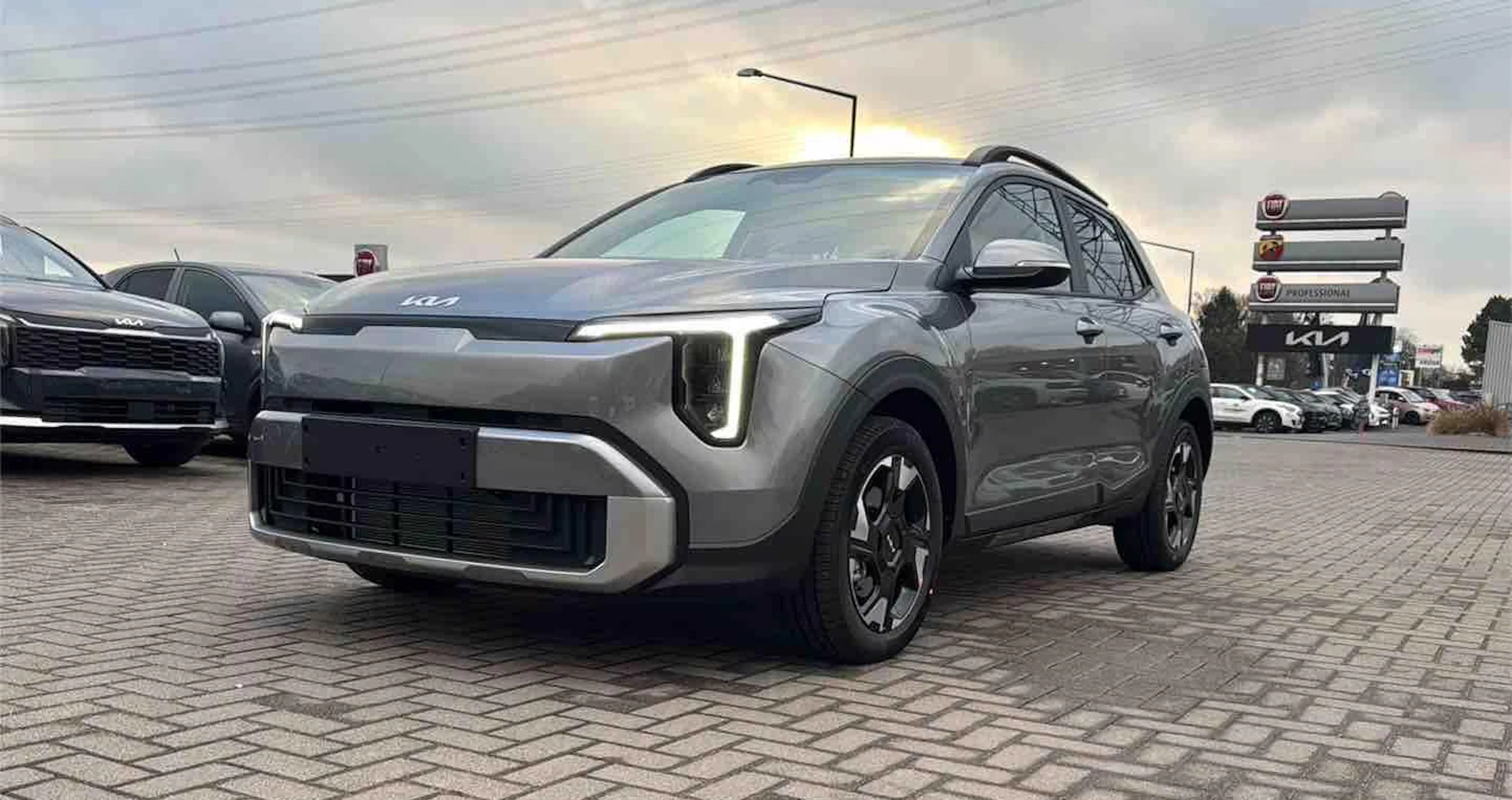 Ein grauer Kia Stonic steht auf dem Parkplatz
