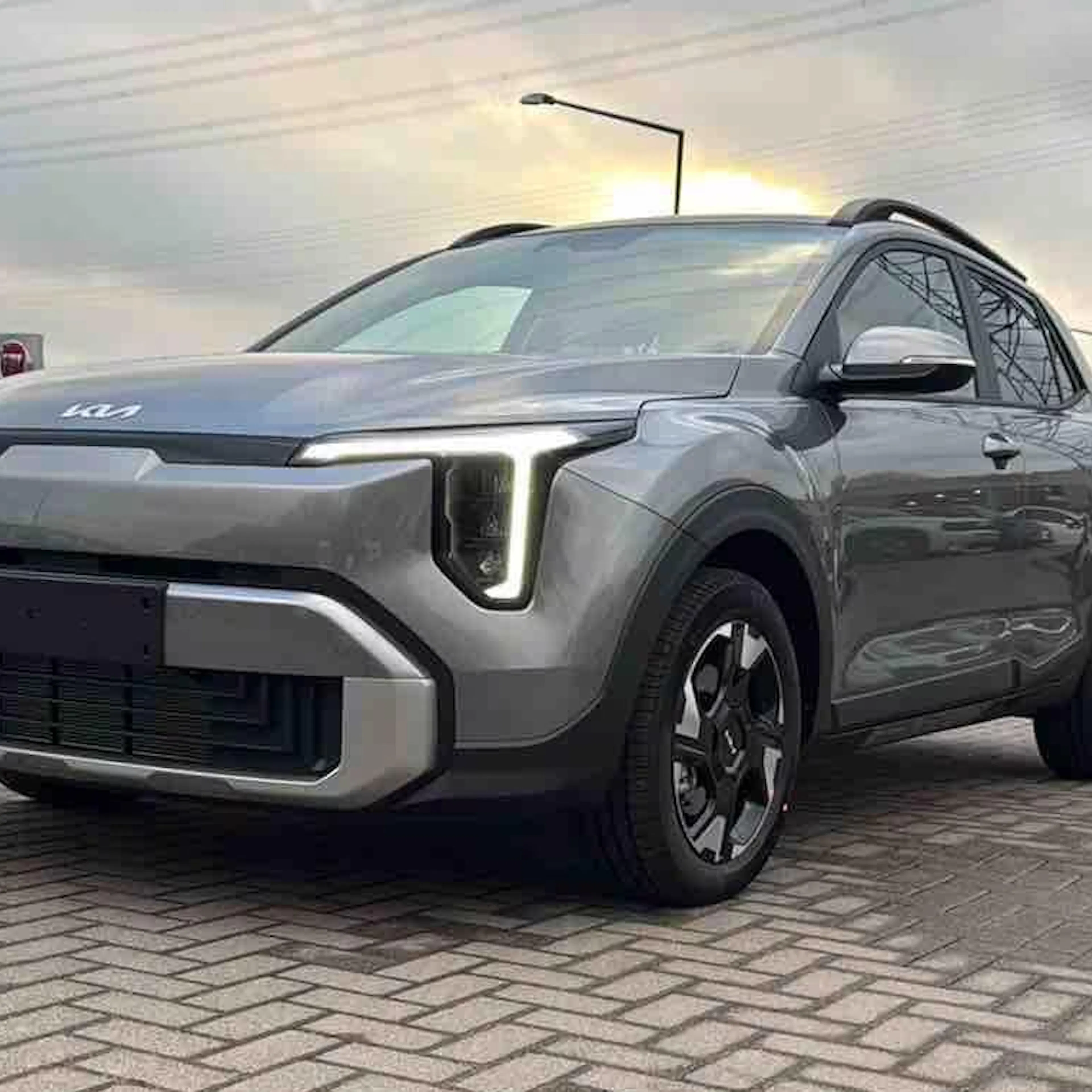 Ein grauer Kia Stonic steht auf dem Parkplatz