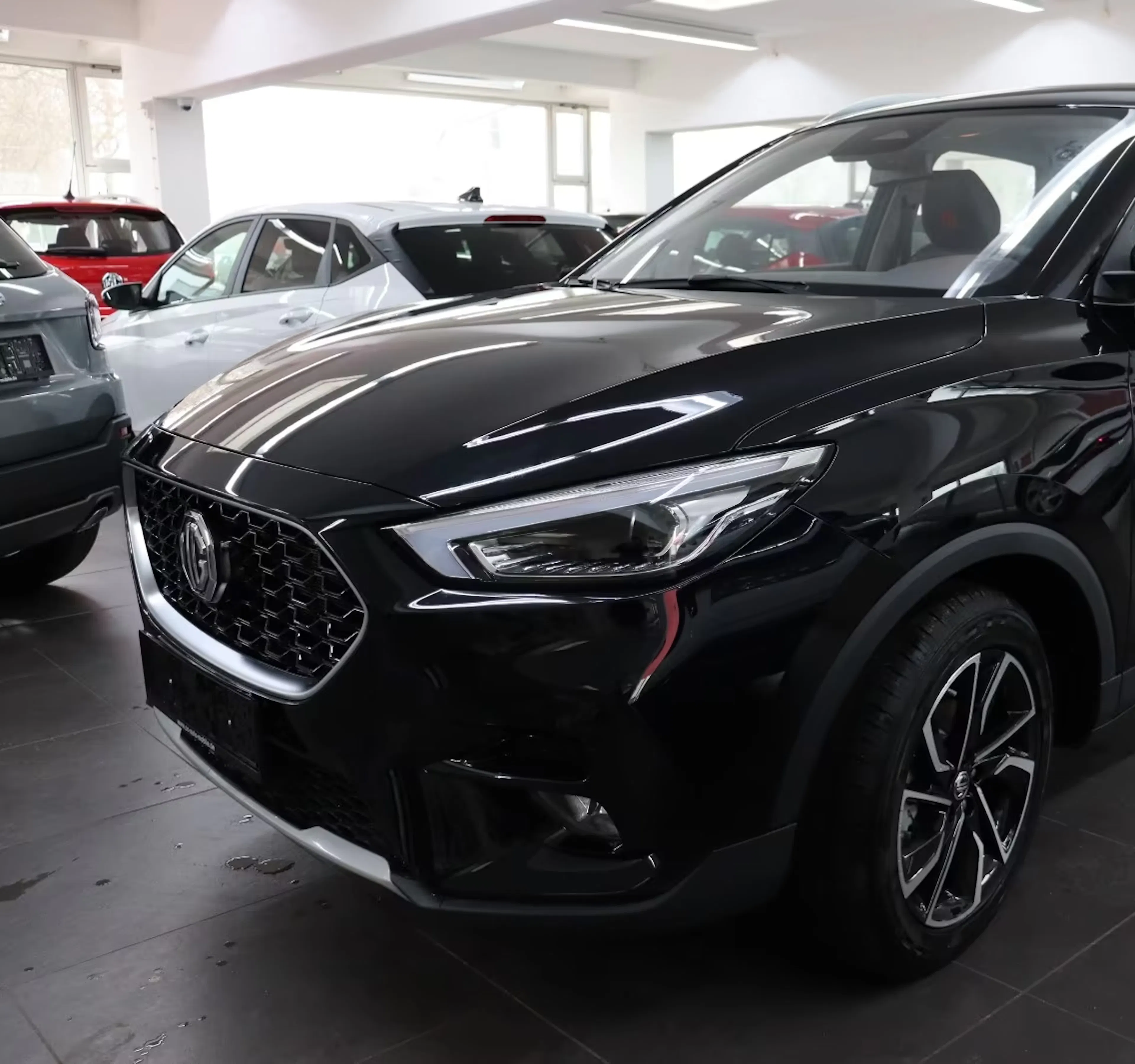 Ein schwarzer MG ZS steht beim Händler im Verkaufsraum