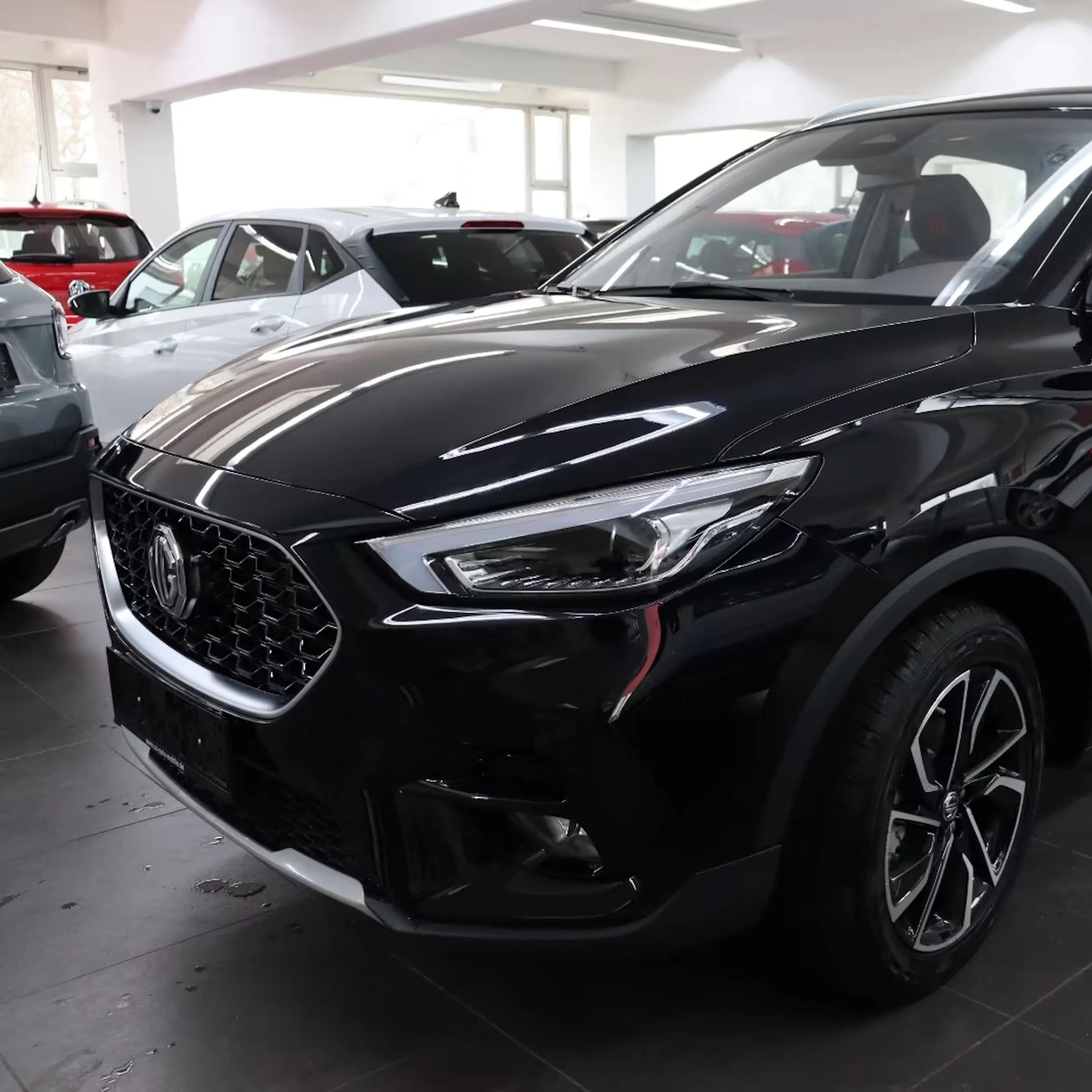 Ein schwarzer MG ZS steht beim Händler im Verkaufsraum