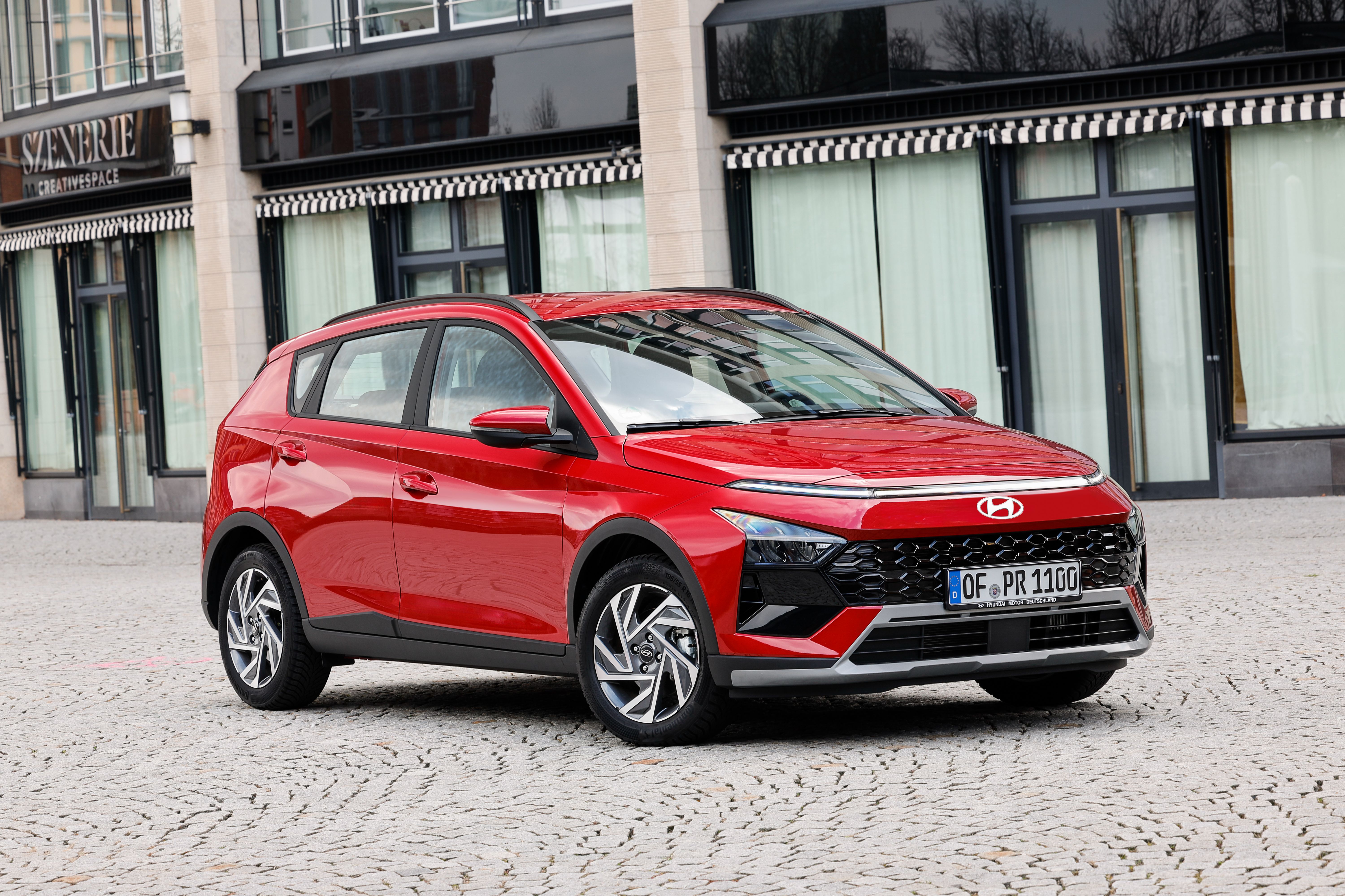 Ein roter Hyundai Bayon steht auf einer gepflasterten Fläche