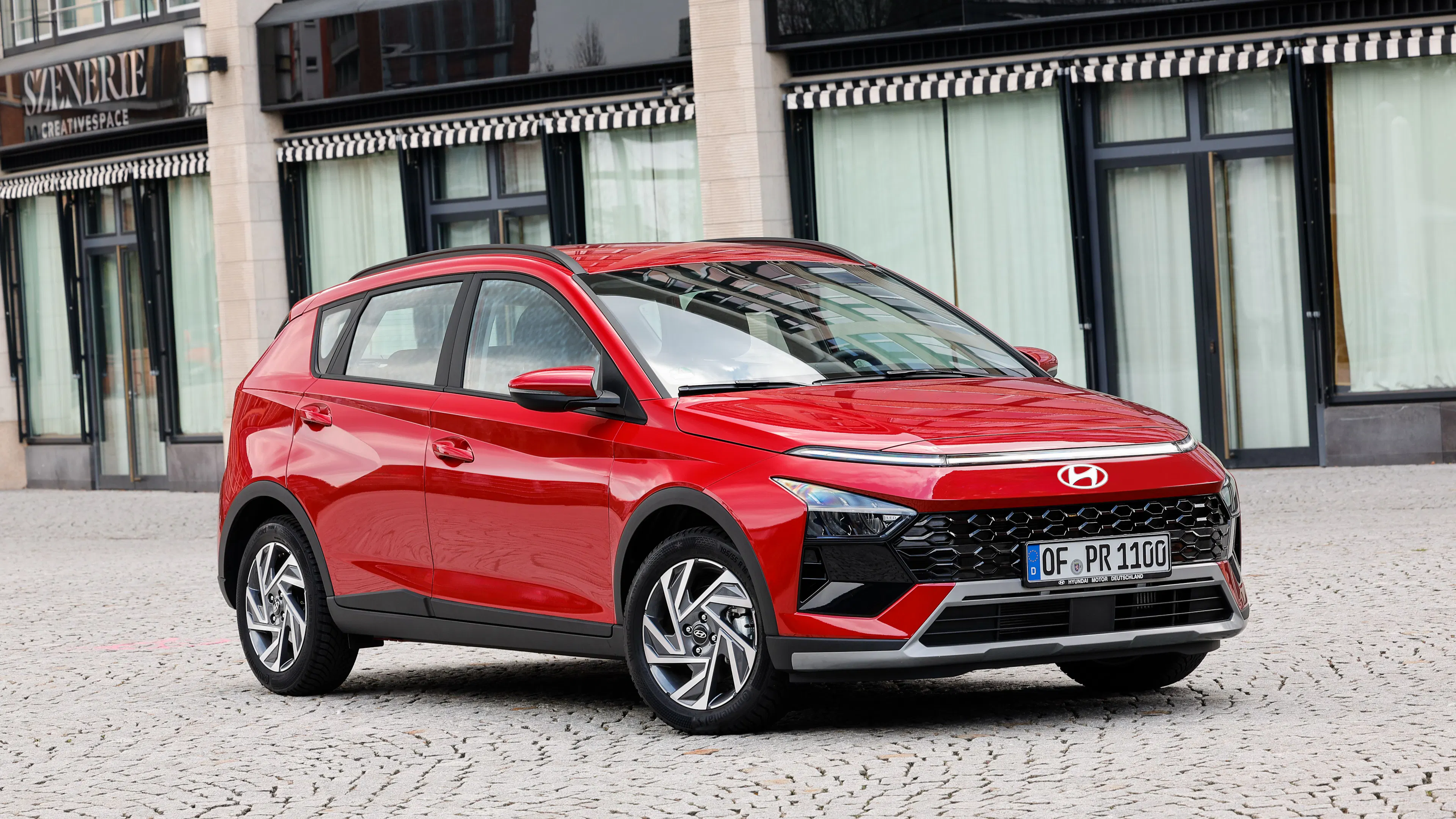 Ein roter Hyundai Bayon steht auf einer gepflasterten Fläche