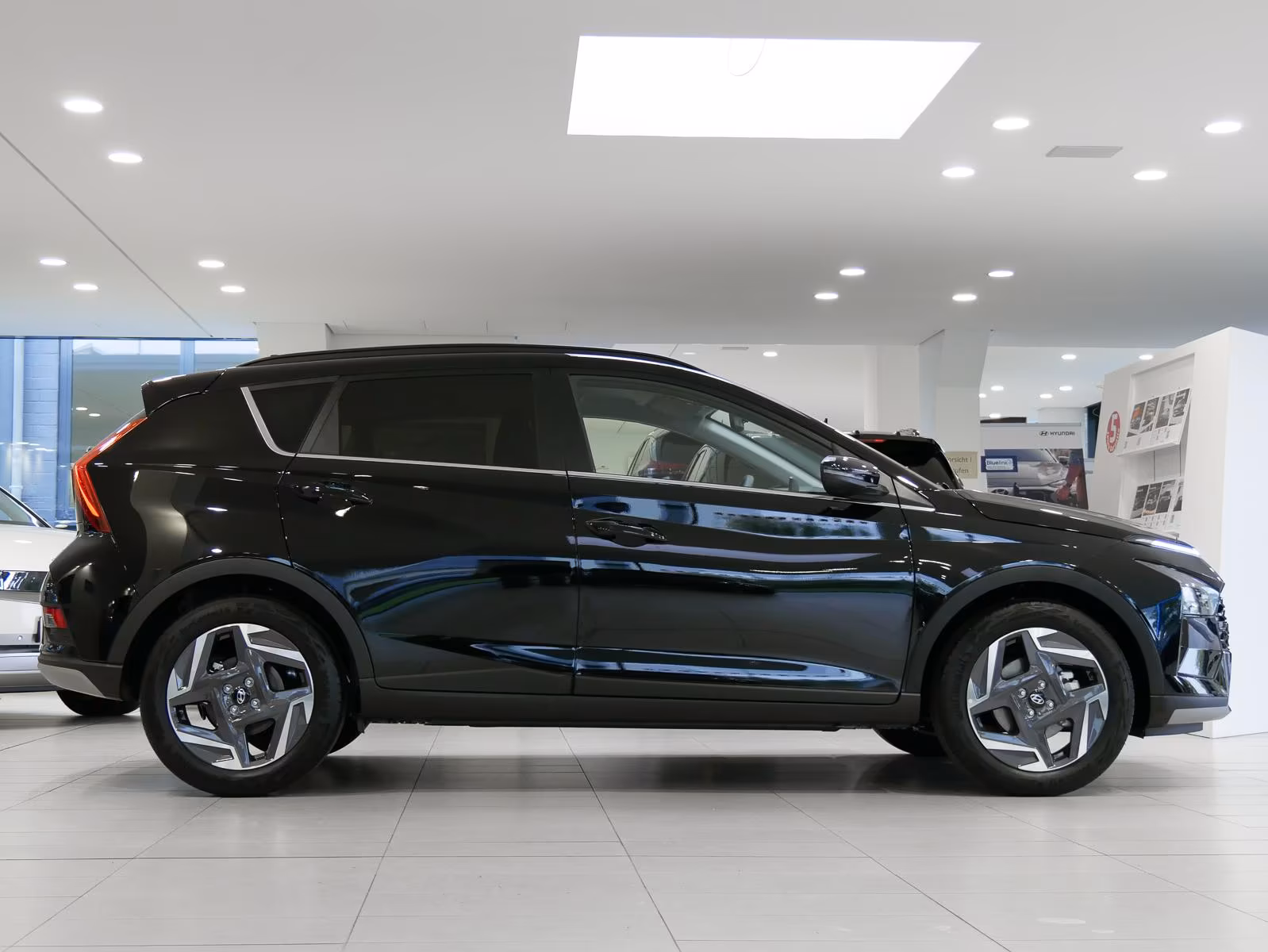 Ein Hyundai Bayon im Verkaufsraum eines Händlers