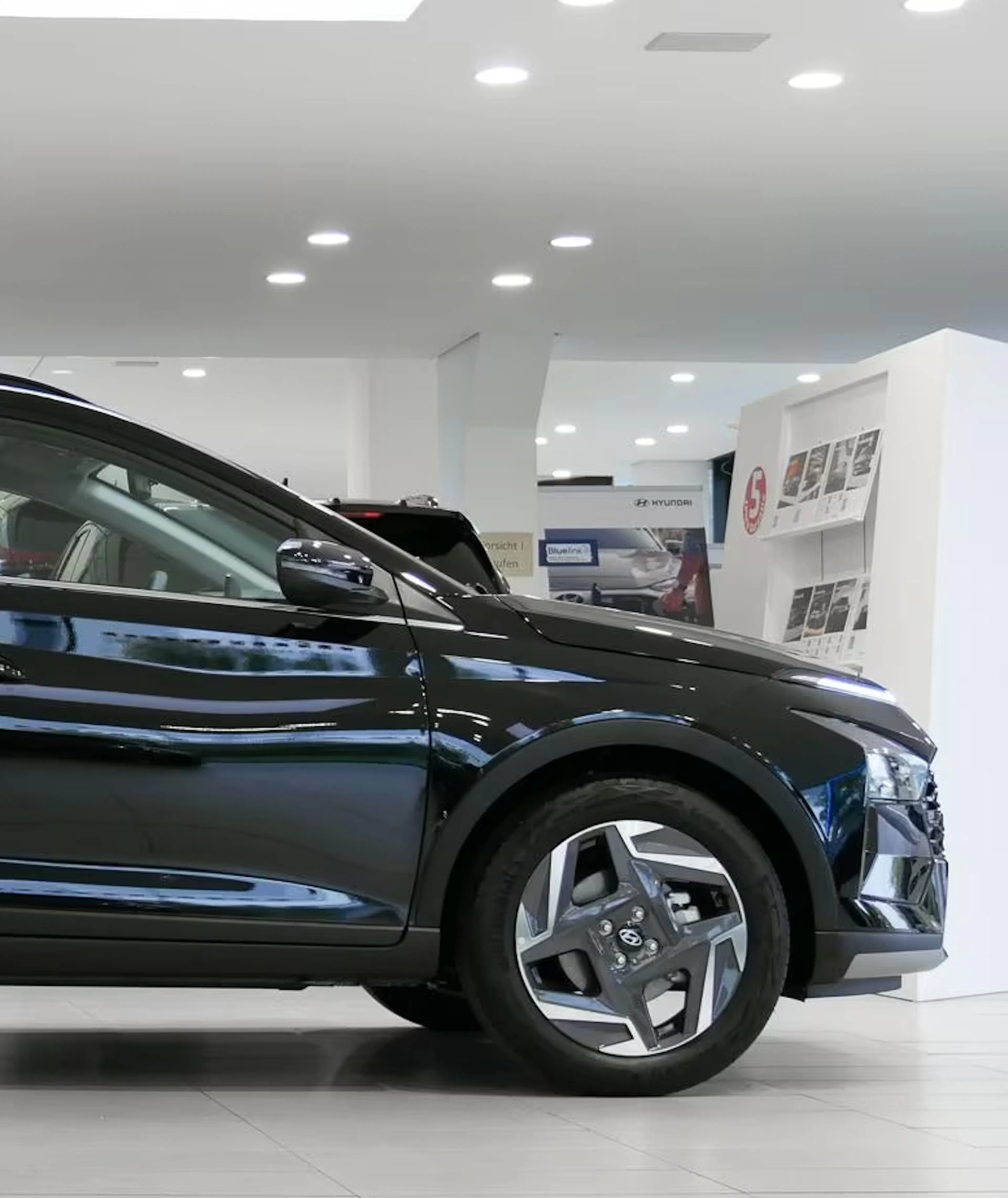 Ein Hyundai Bayon im Verkaufsraum eines Händlers