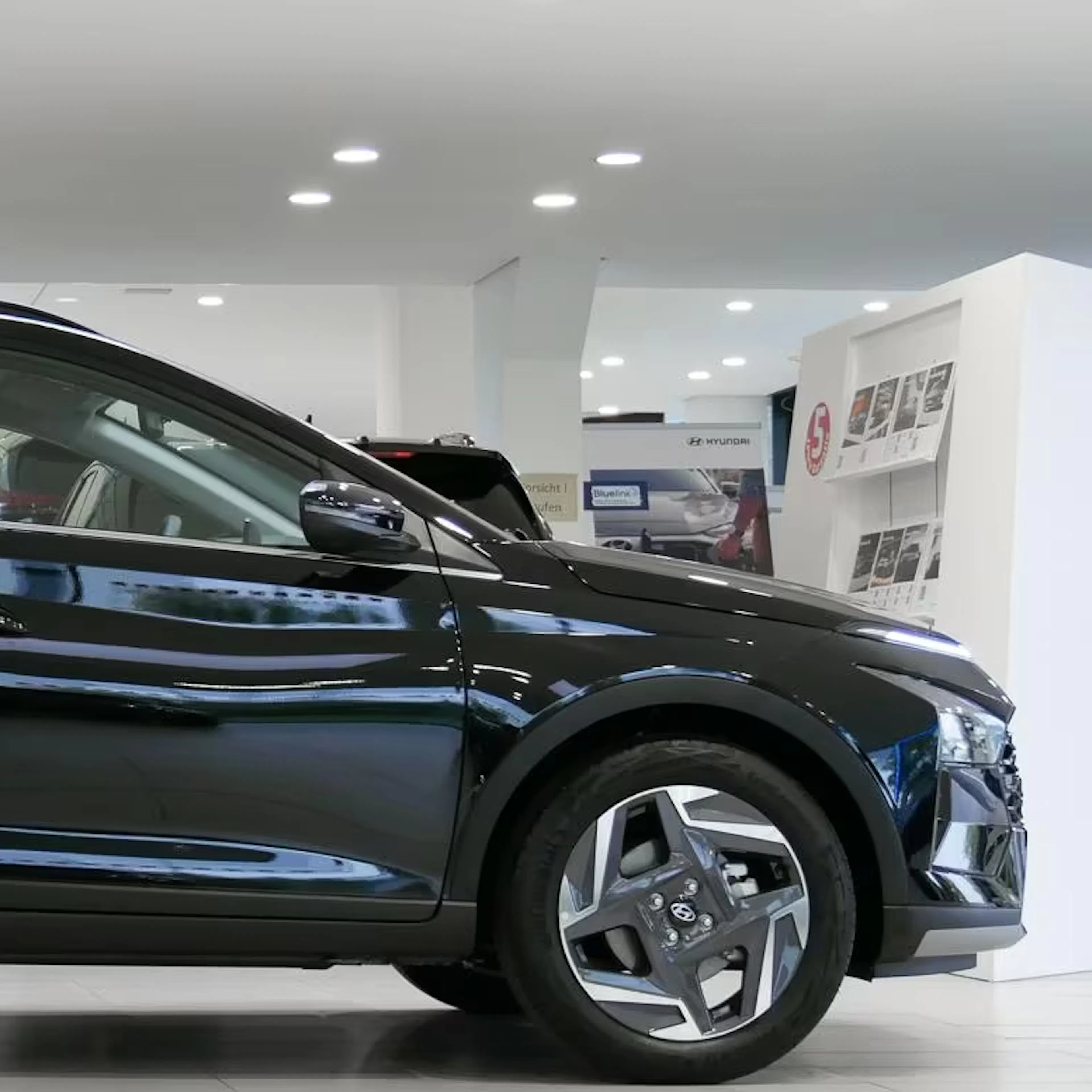Ein Hyundai Bayon im Verkaufsraum eines Händlers