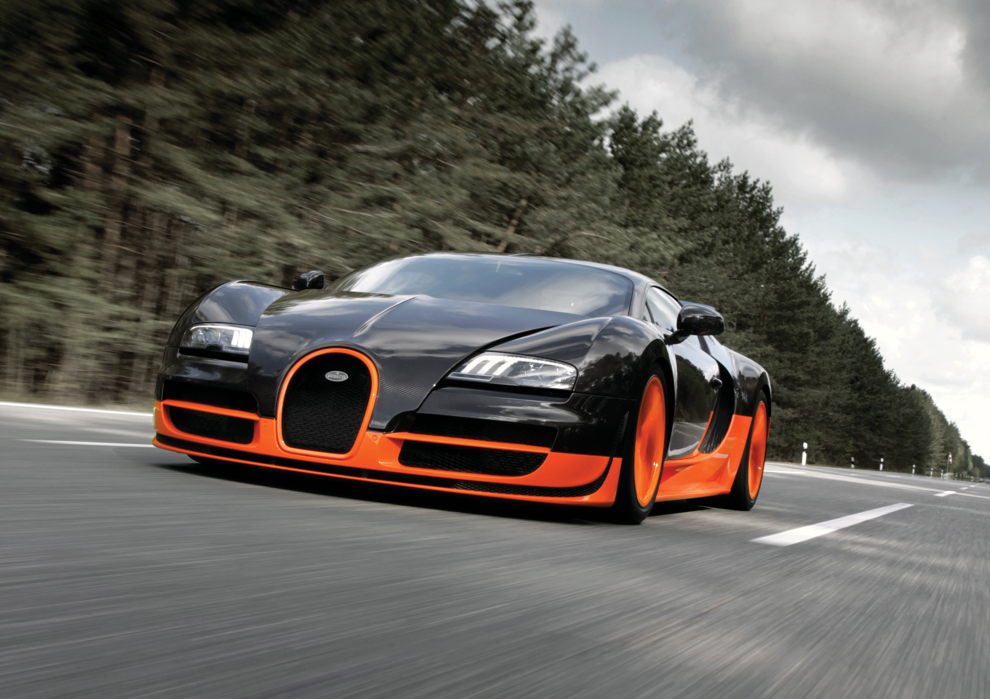 Ein schwarz-roter Bugatti Veyron Super Sport auf der Straße