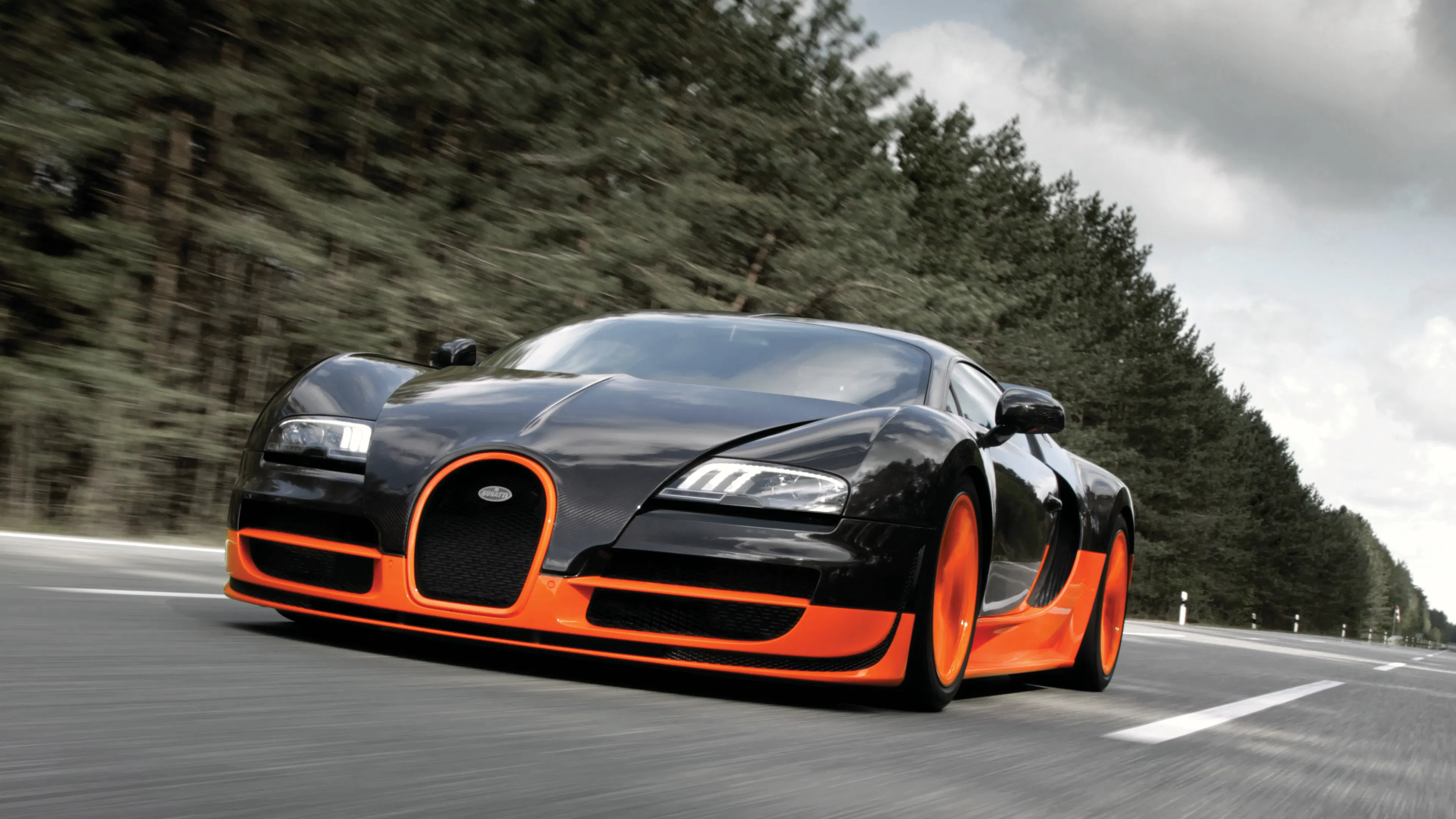 Ein schwarz-roter Bugatti Veyron Super Sport auf der Straße