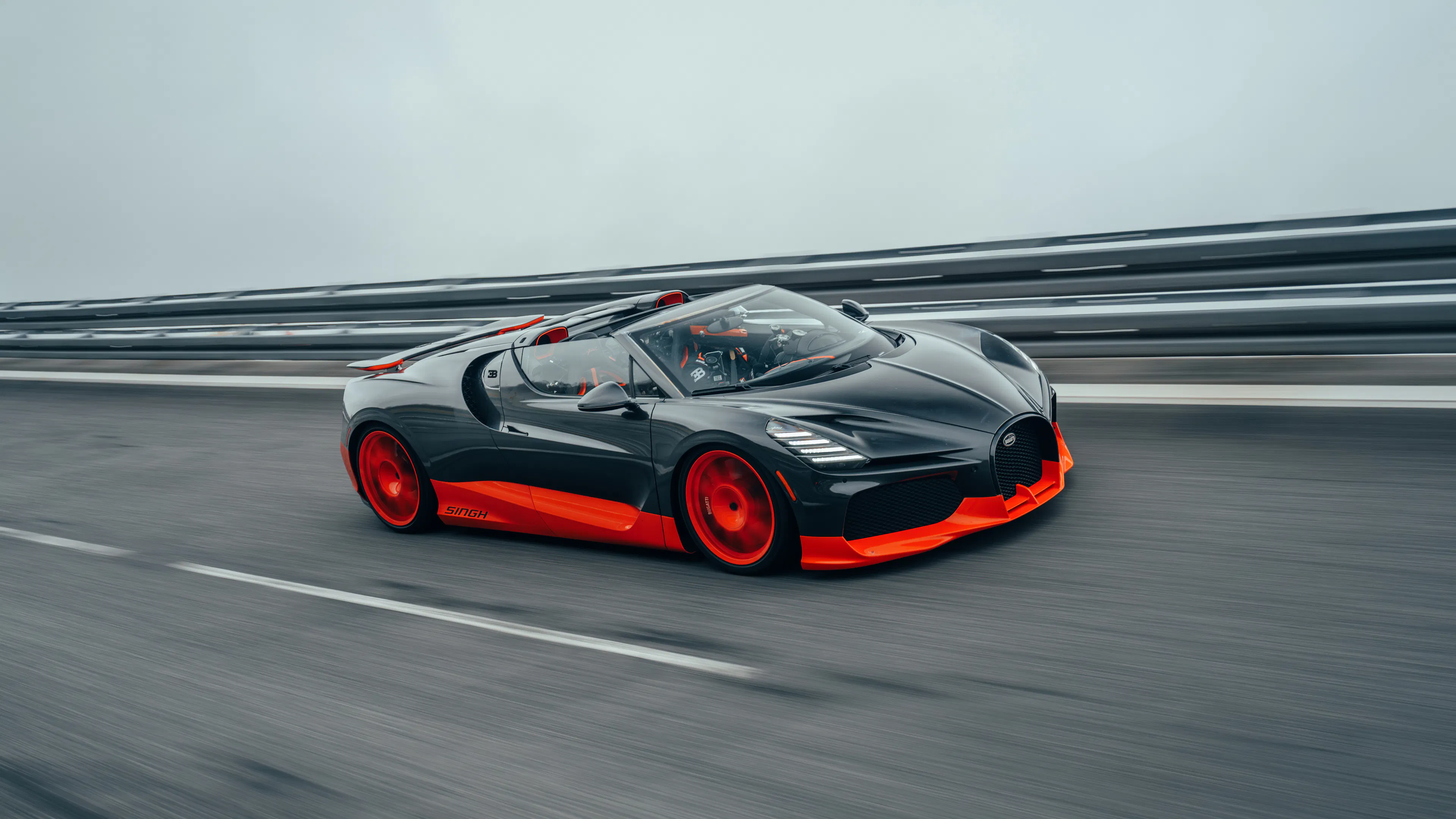 Ein schwarz-roter Bugatti W16 Mistral auf einer Rennstrecke