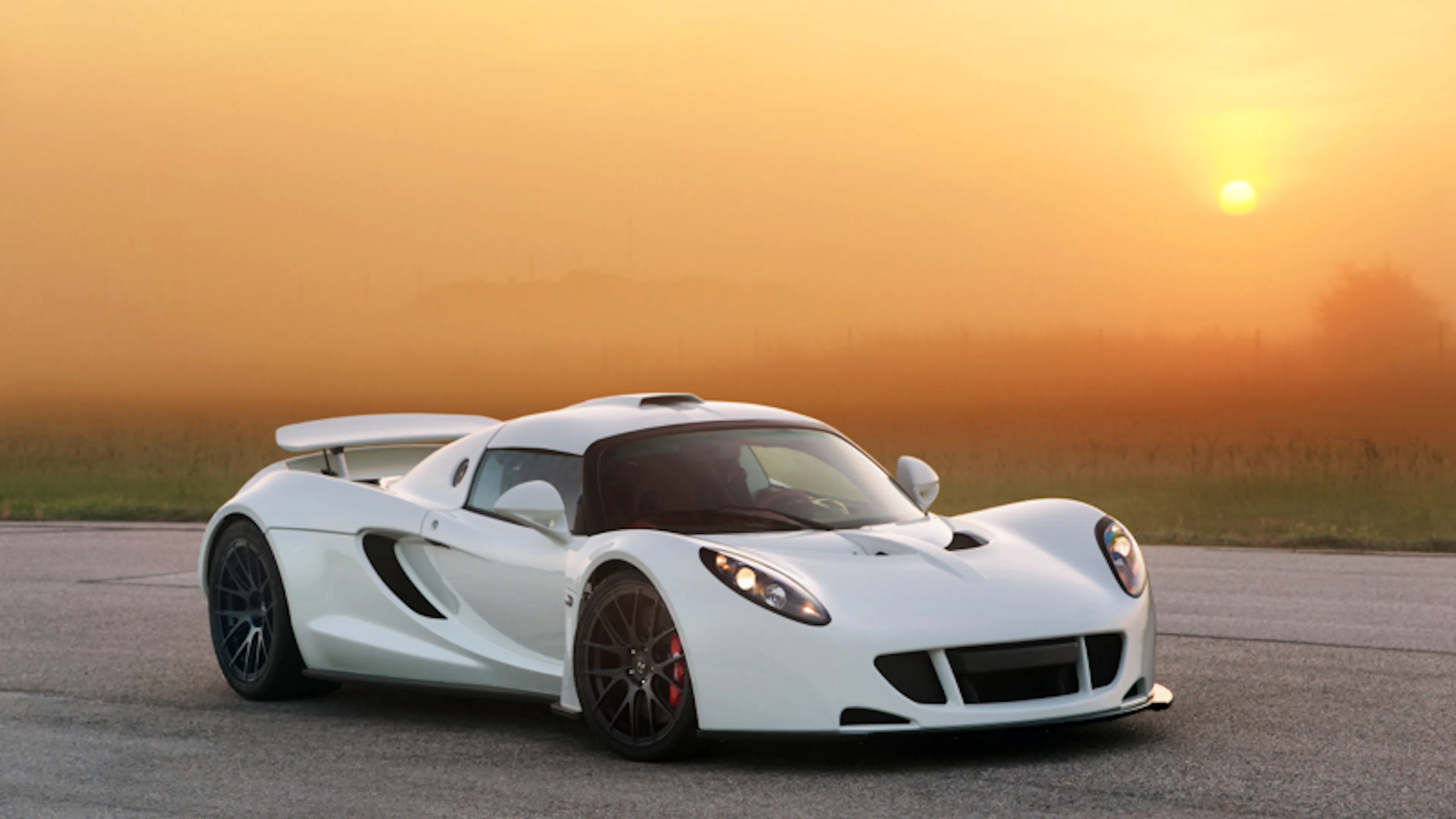 Ein weißer Hennessey Venom GT im Sonnenuntergang