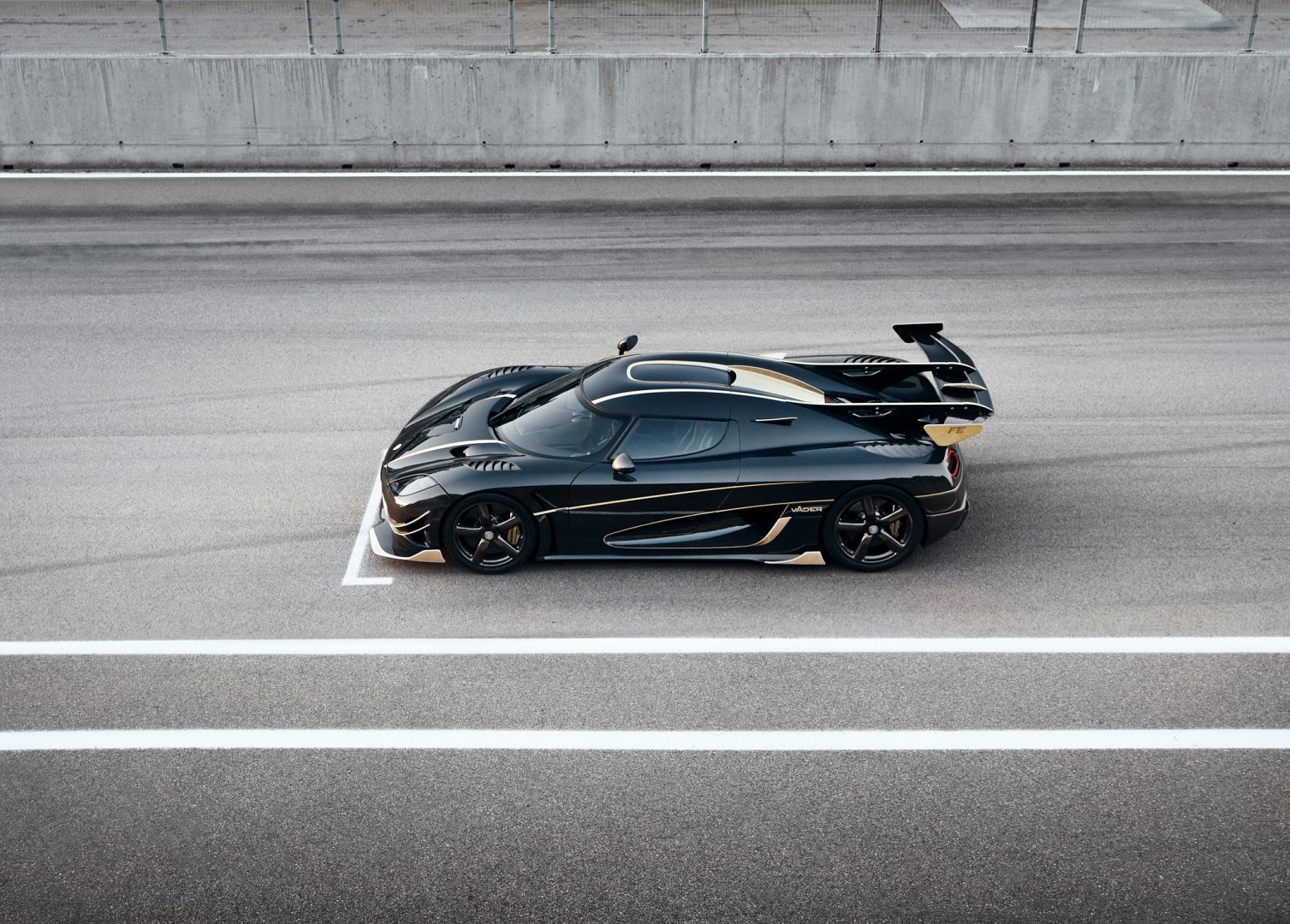 Ein schwarzer Koenigsegg Agera RS auf der Startposition einer Rennstrecke