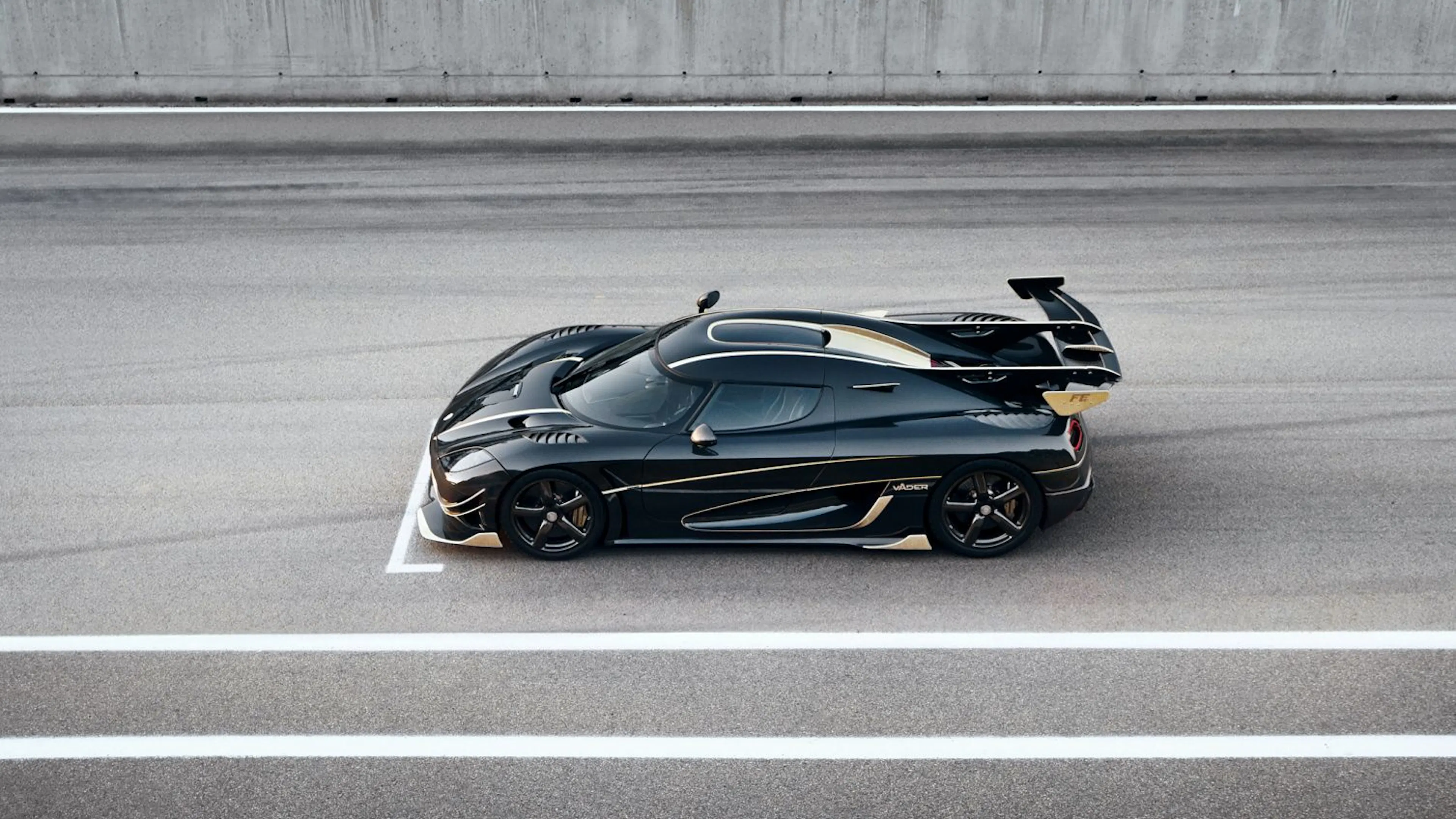 Ein schwarzer Koenigsegg Agera RS auf der Startposition einer Rennstrecke