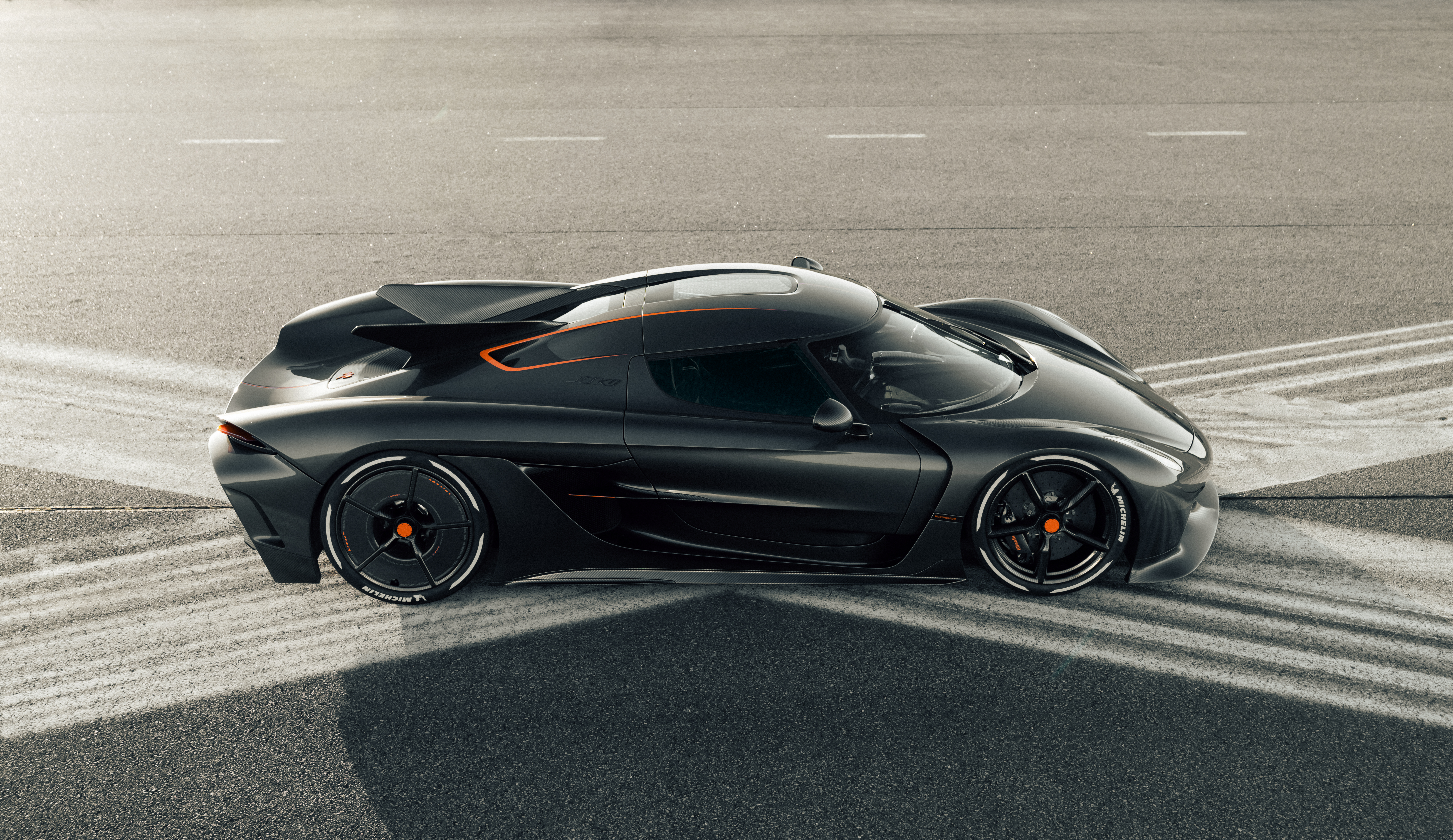 Ein schwarzer Koenigsegg Jesko Absolut auf der Rennstrecke