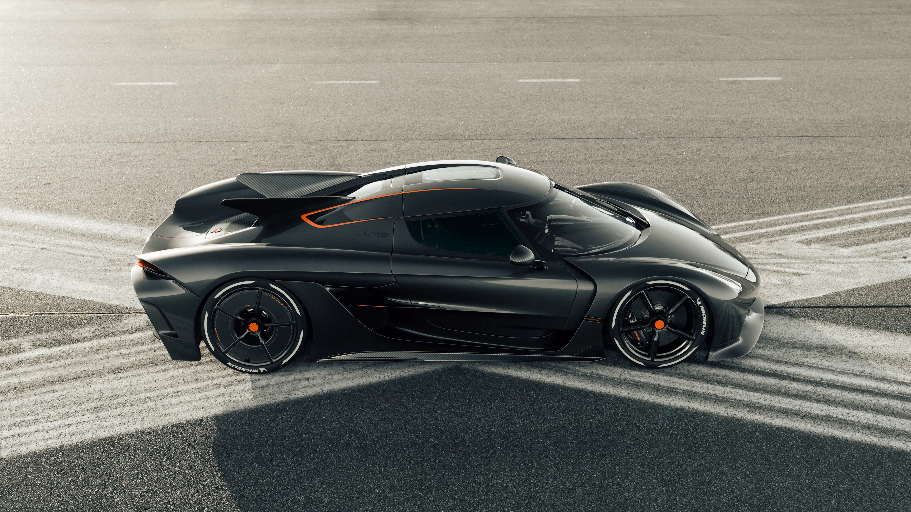 Ein schwarzer Koenigsegg Jesko Absolut auf der Rennstrecke
