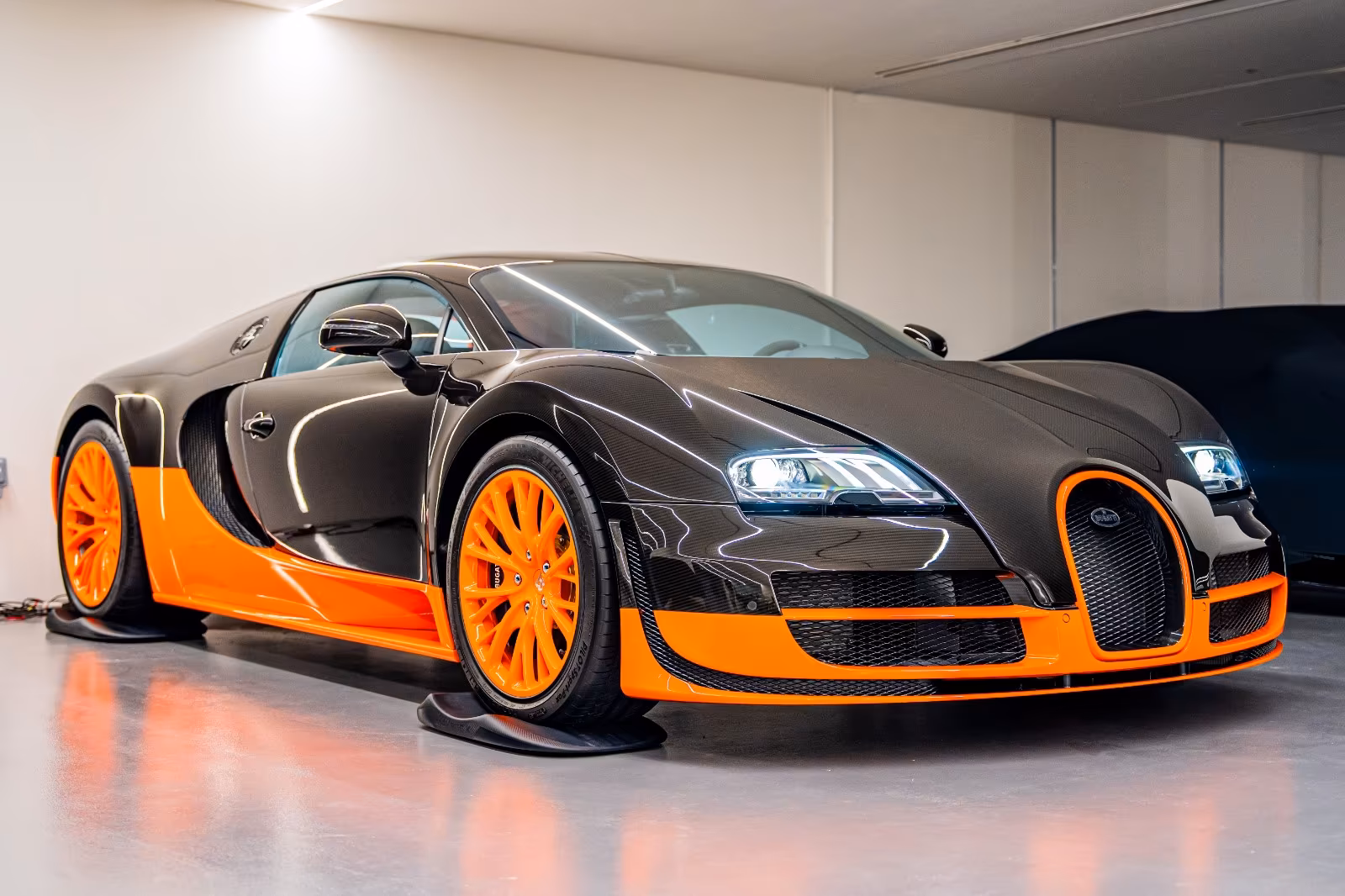 Ein schwarz-orangefarben lackierter Bugatti Veyron Super Sport