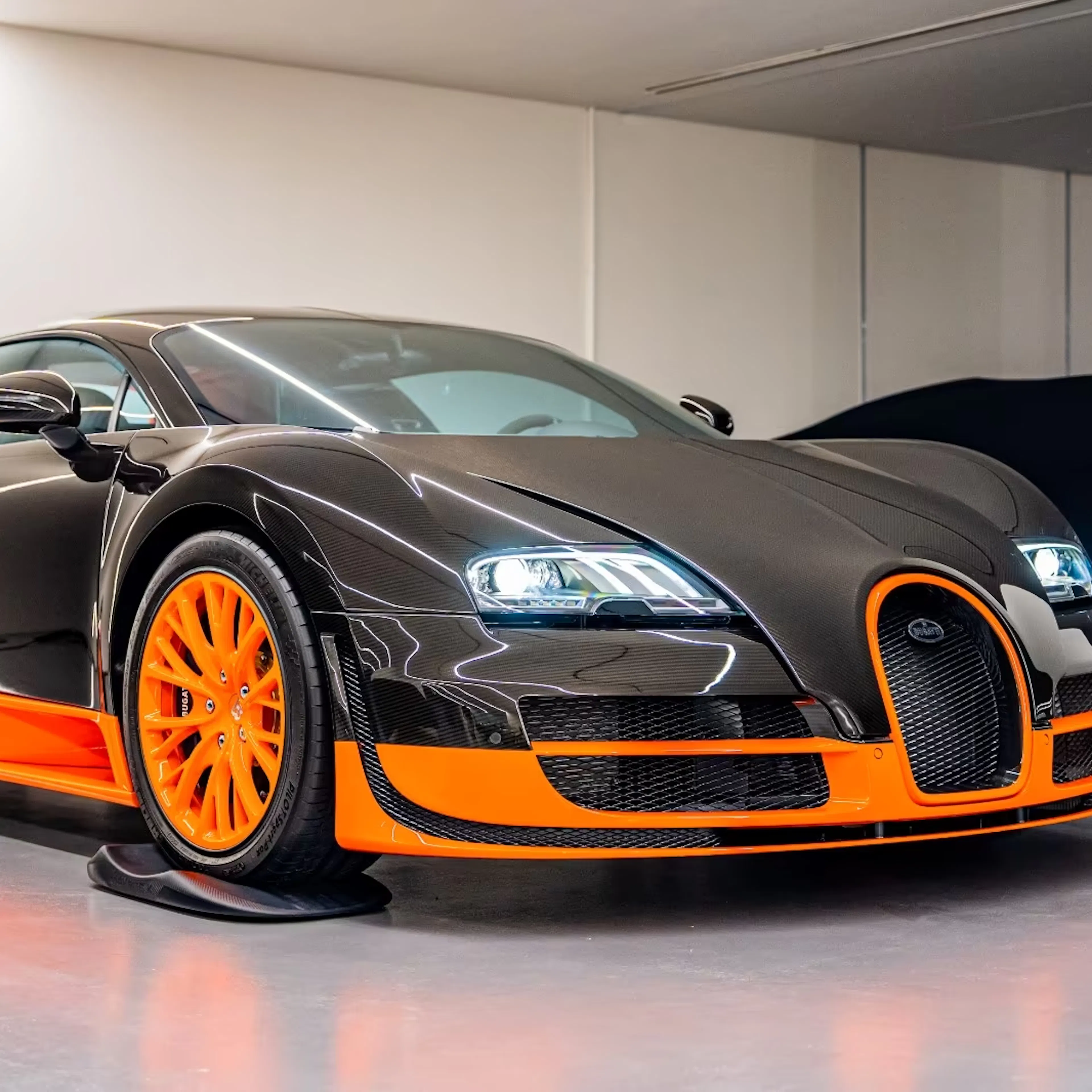 Ein schwarz-orangefarben lackierter Bugatti Veyron Super Sport