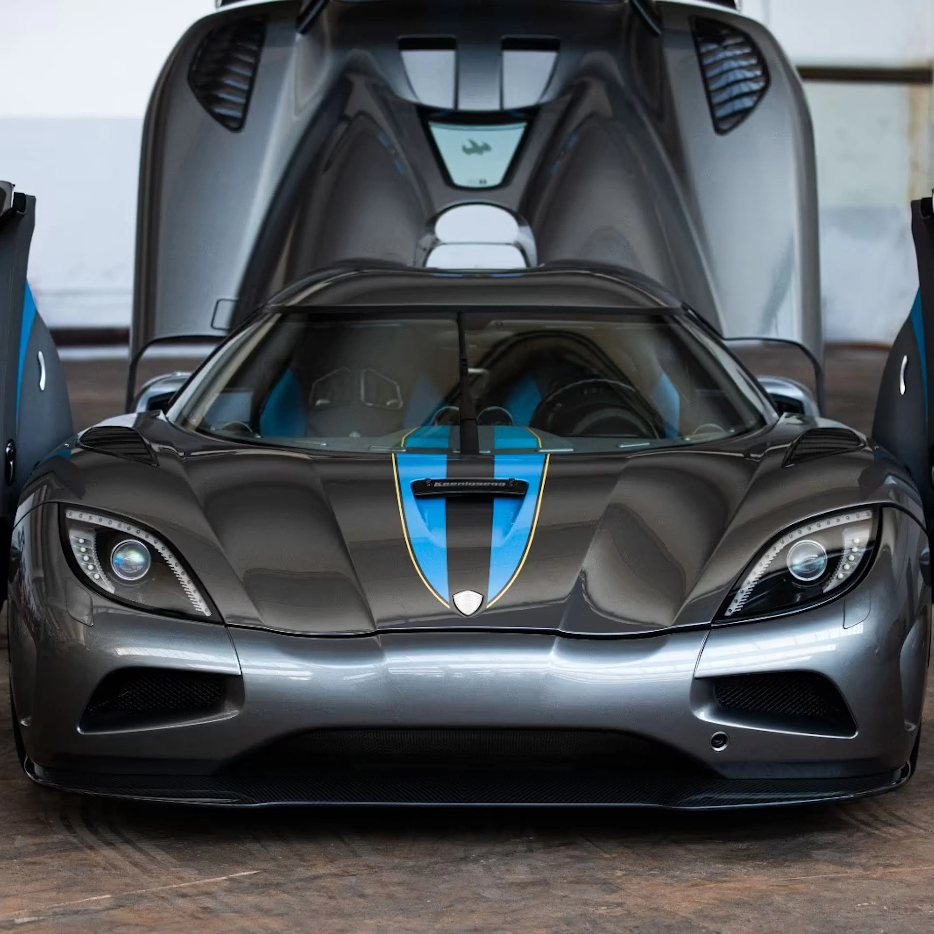 Ein Koenigsegg Agera mit geöffneten Türen