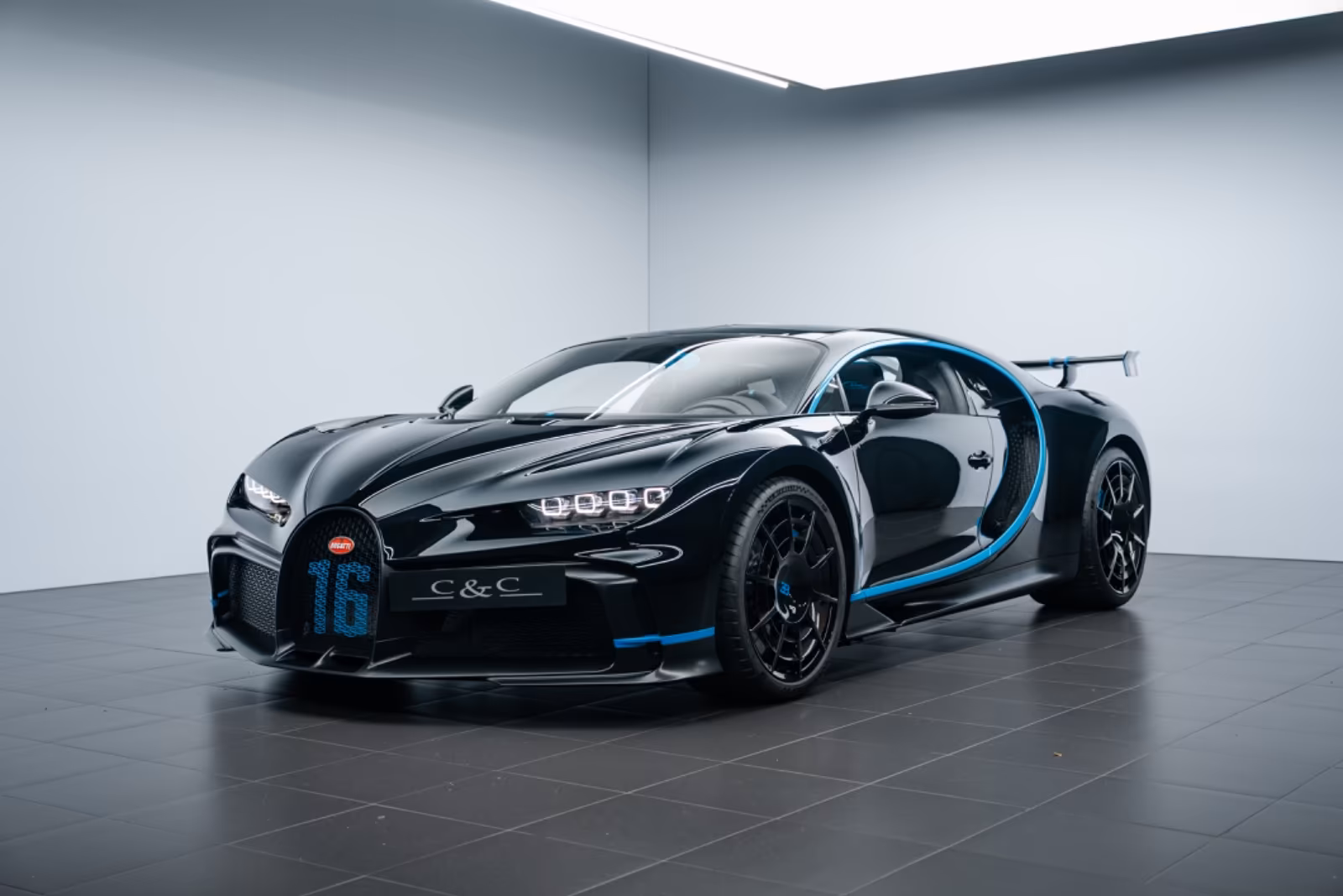 Ein Bugatti Chiron im Verkaufsraum