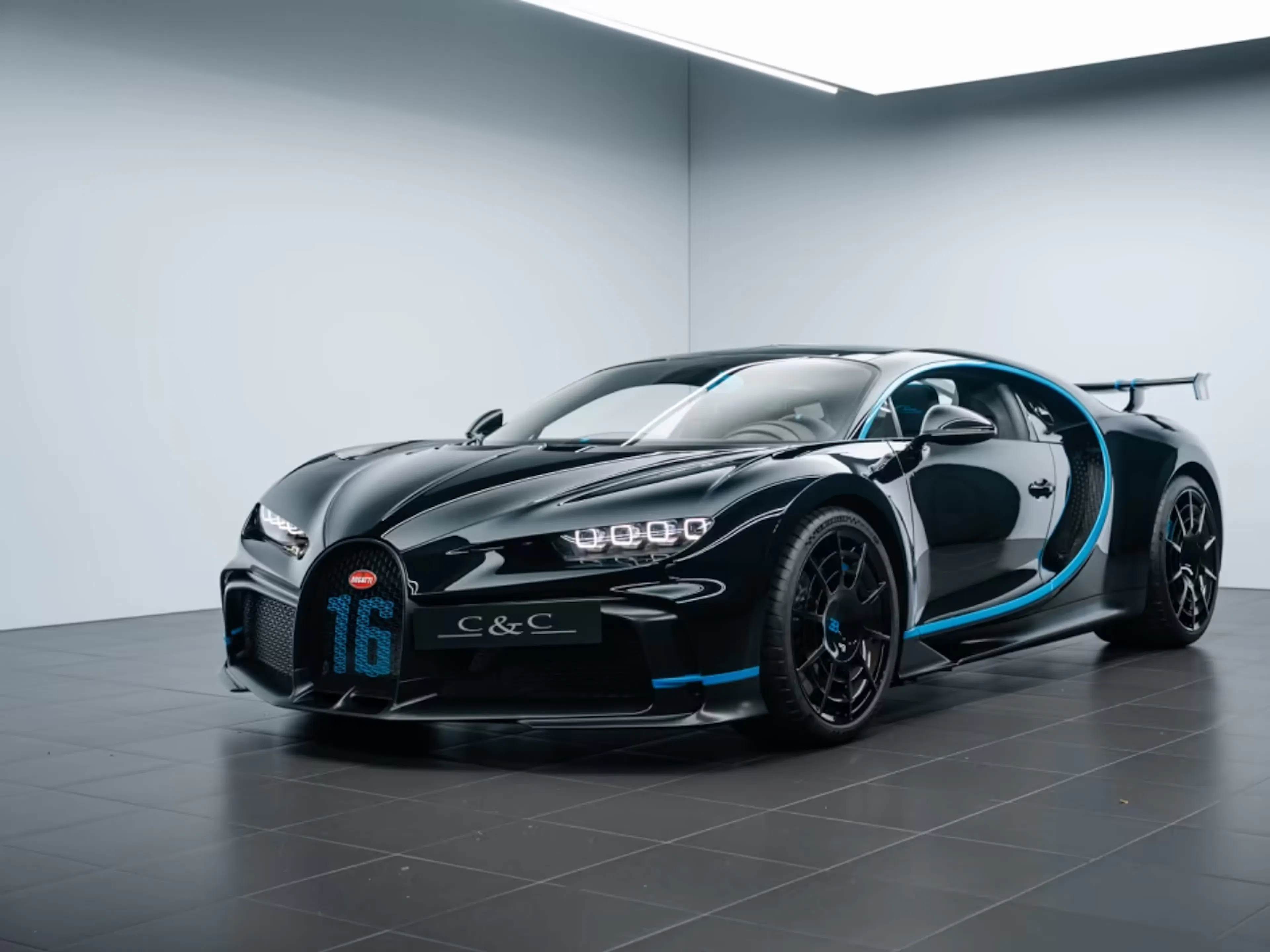 Ein Bugatti Chiron im Verkaufsraum