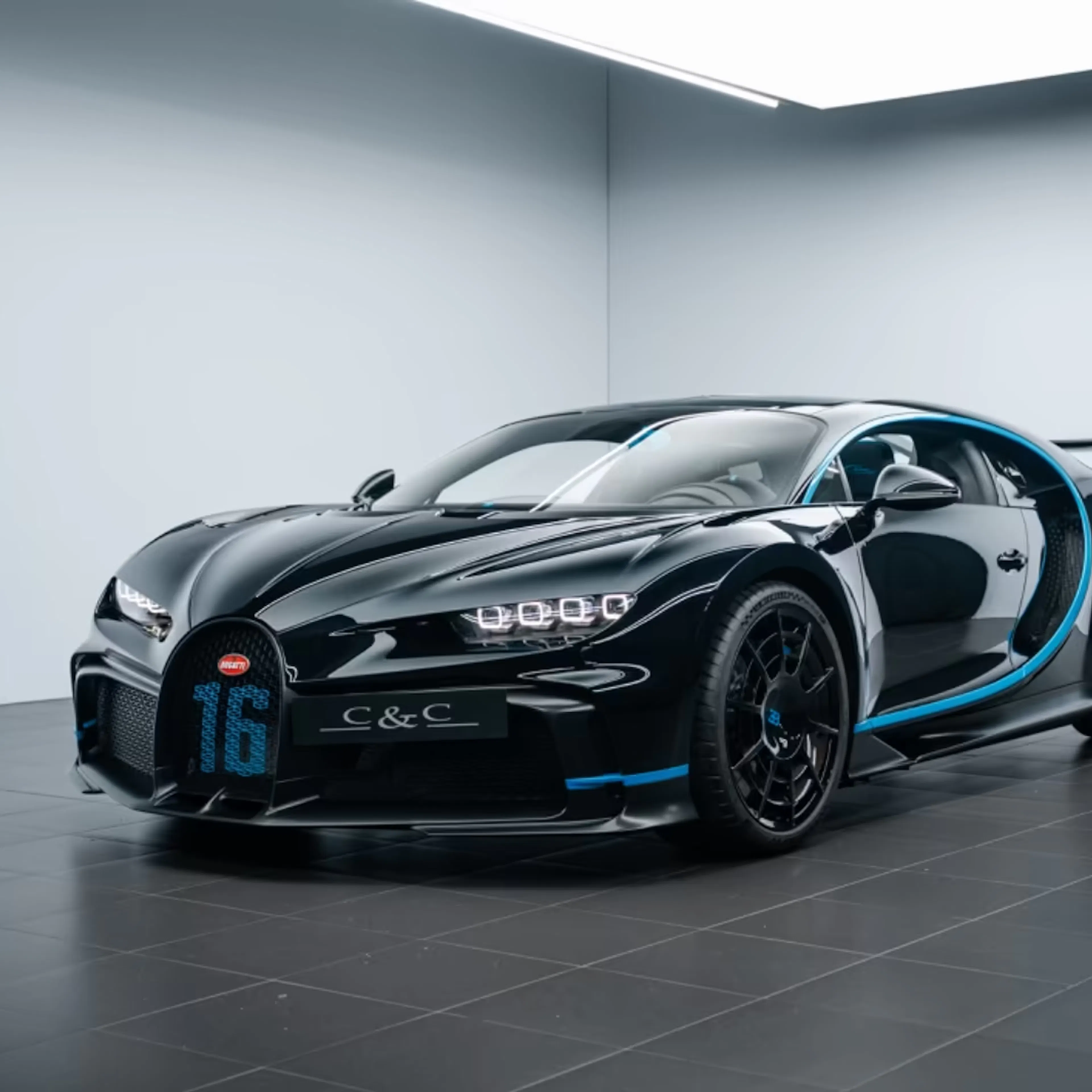 Ein Bugatti Chiron im Verkaufsraum