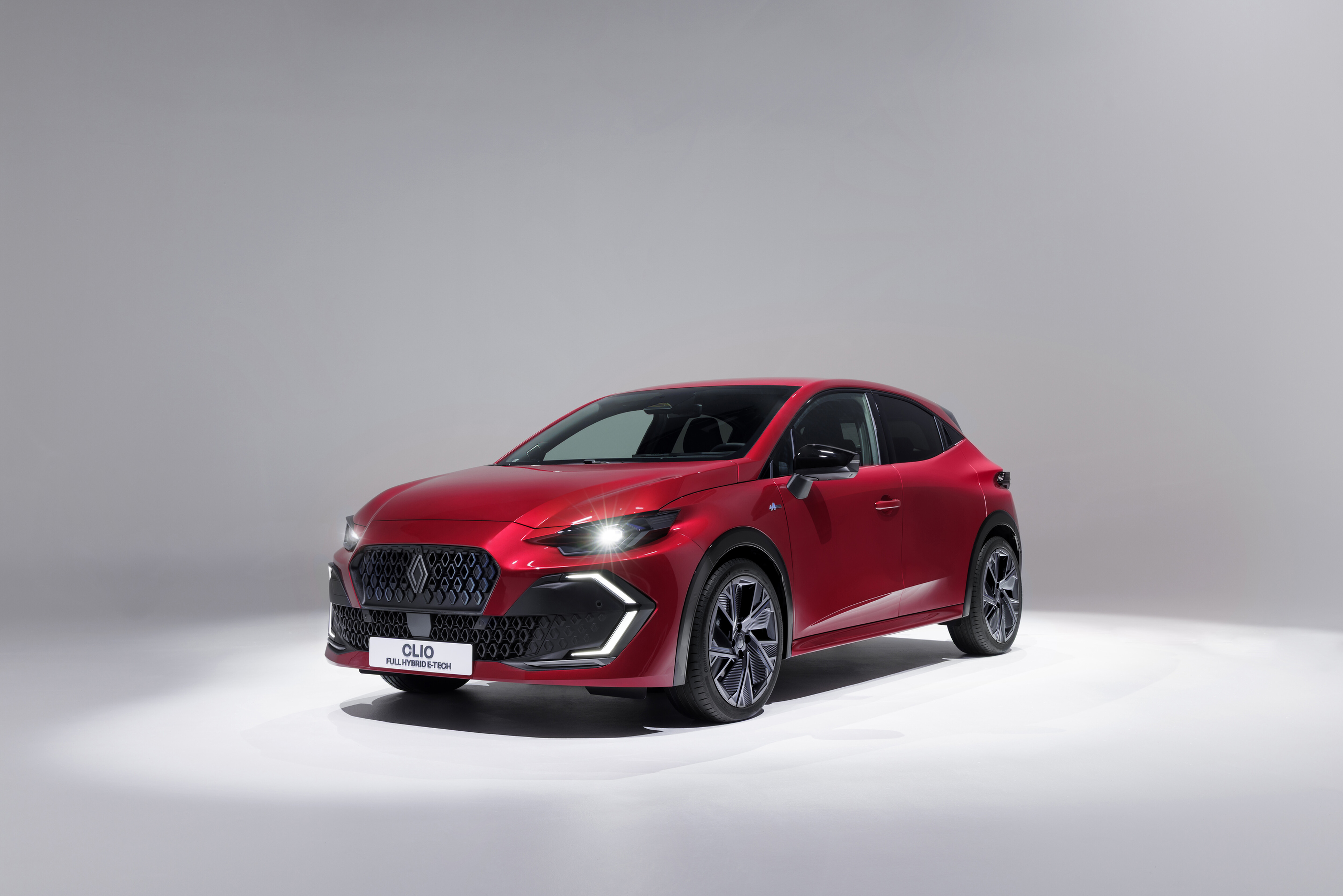 Ein roter Renault Clio steht auf einer Präsentationsfläche