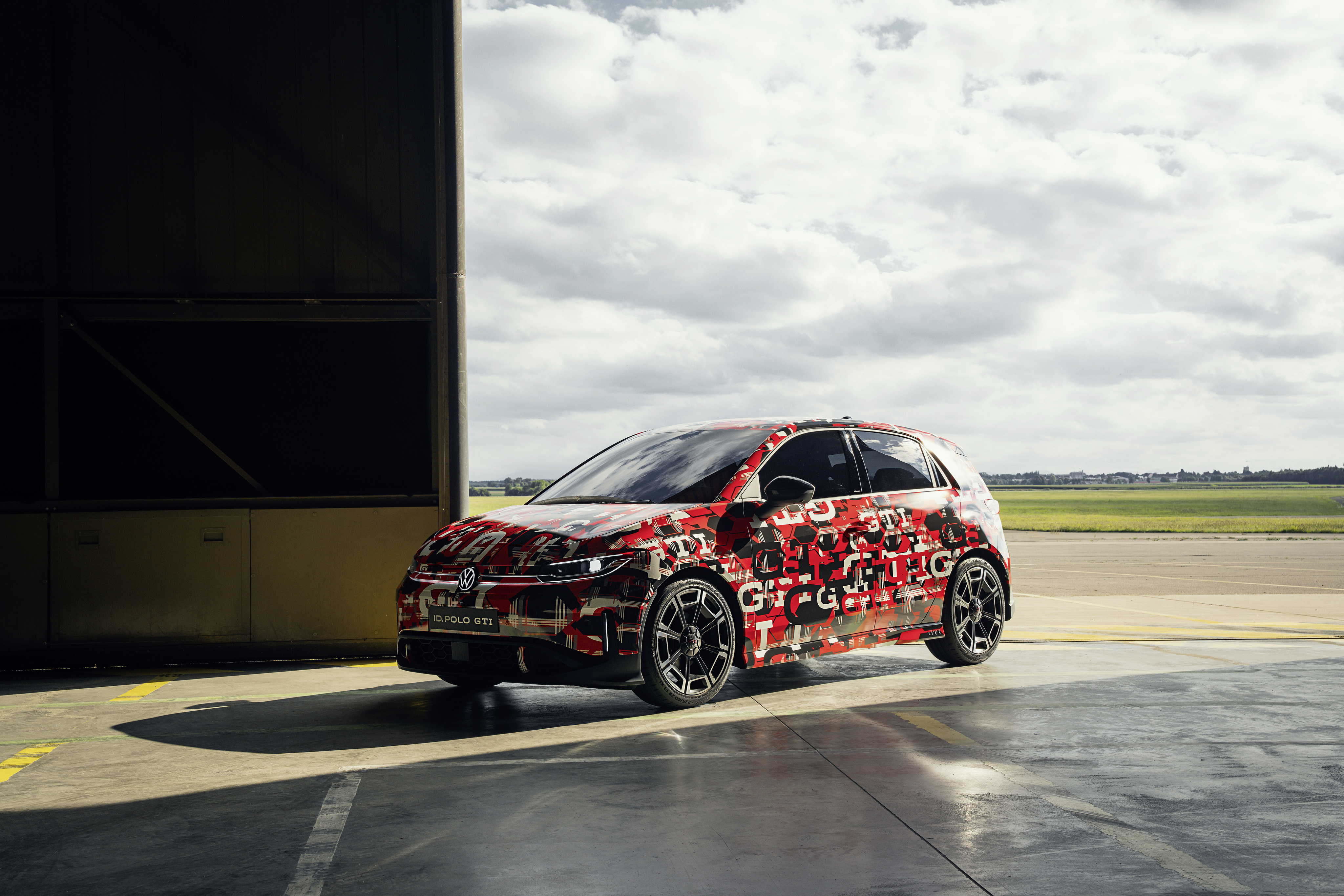 Ein VW ID. Polo in der Einfahrt eines Hangars