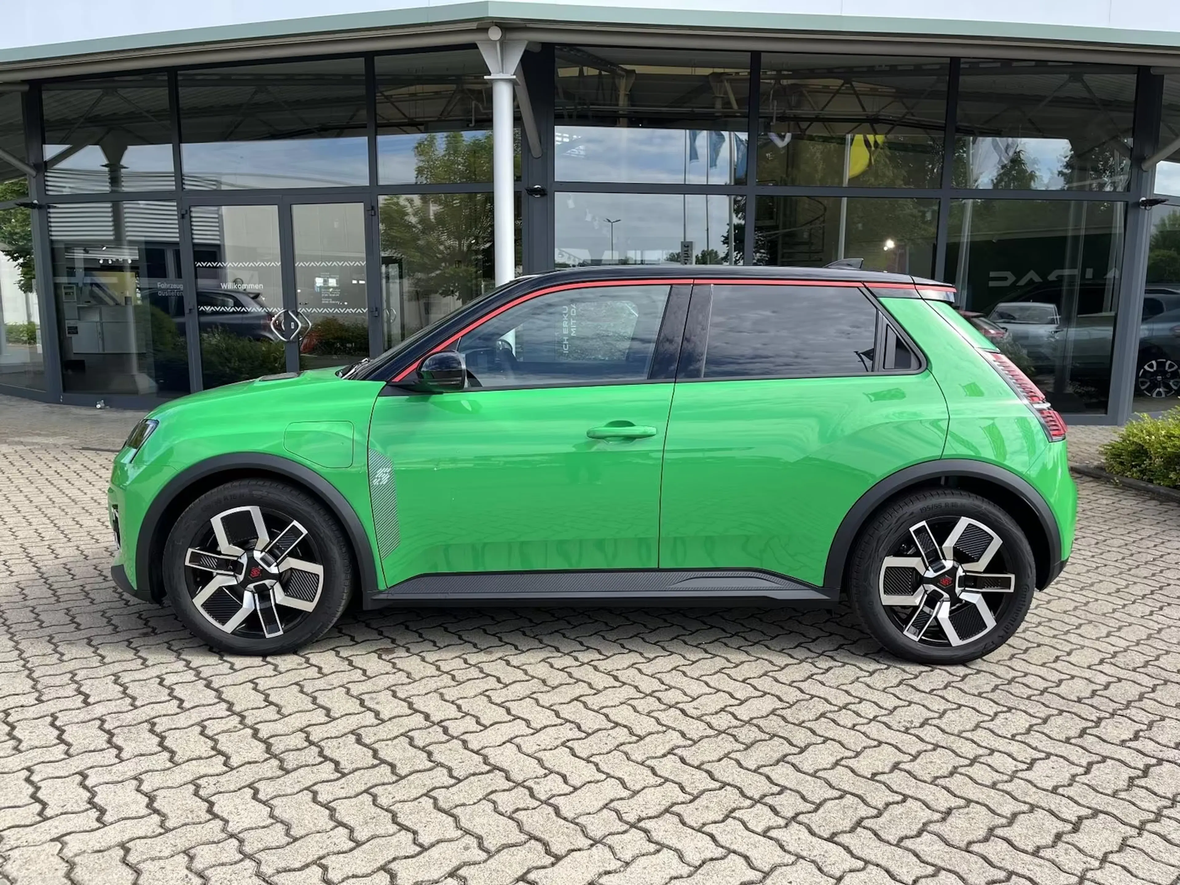 Ein grüner Renault R5 auf einer gepflasterten Fläche