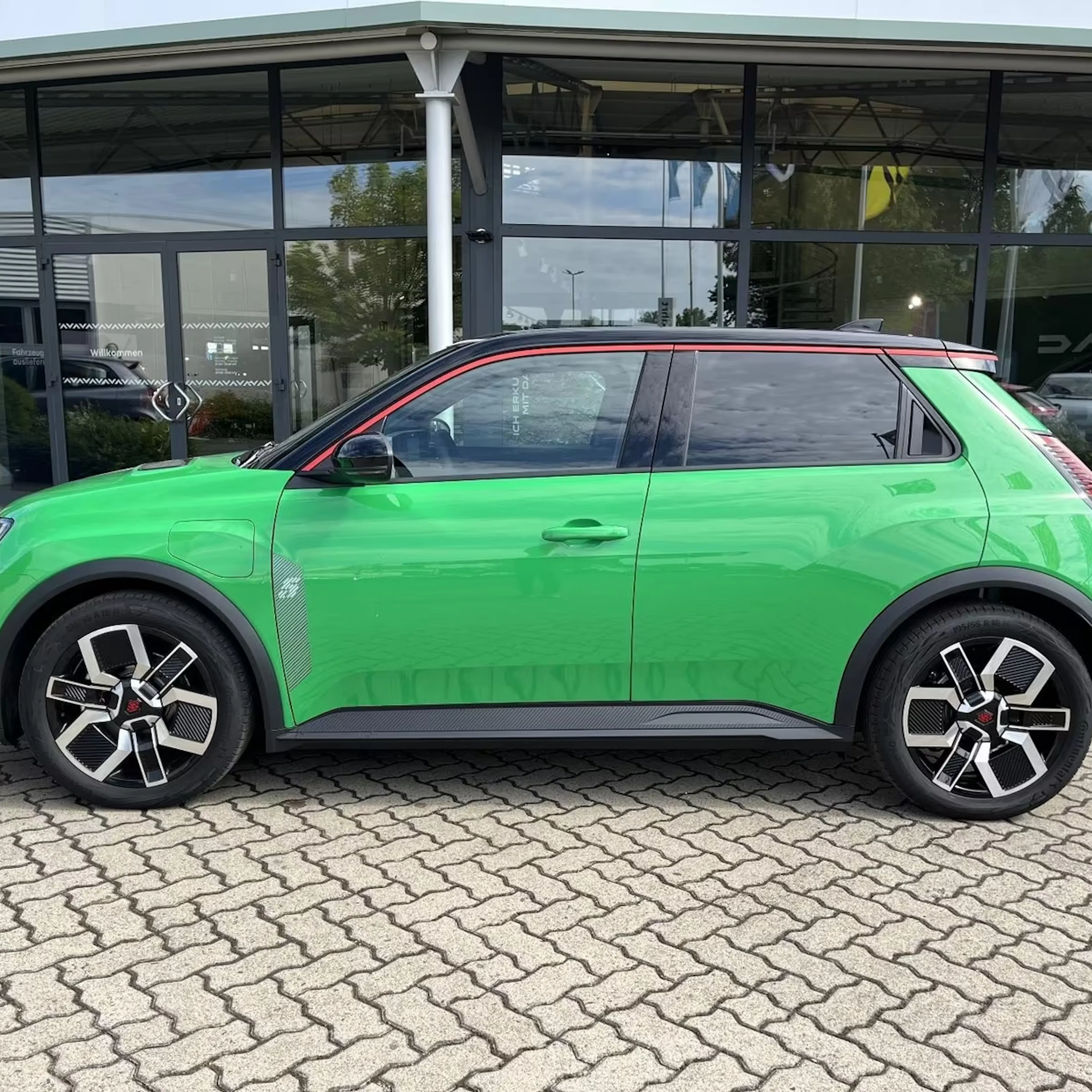 Ein grüner Renault R5 auf einer gepflasterten Fläche