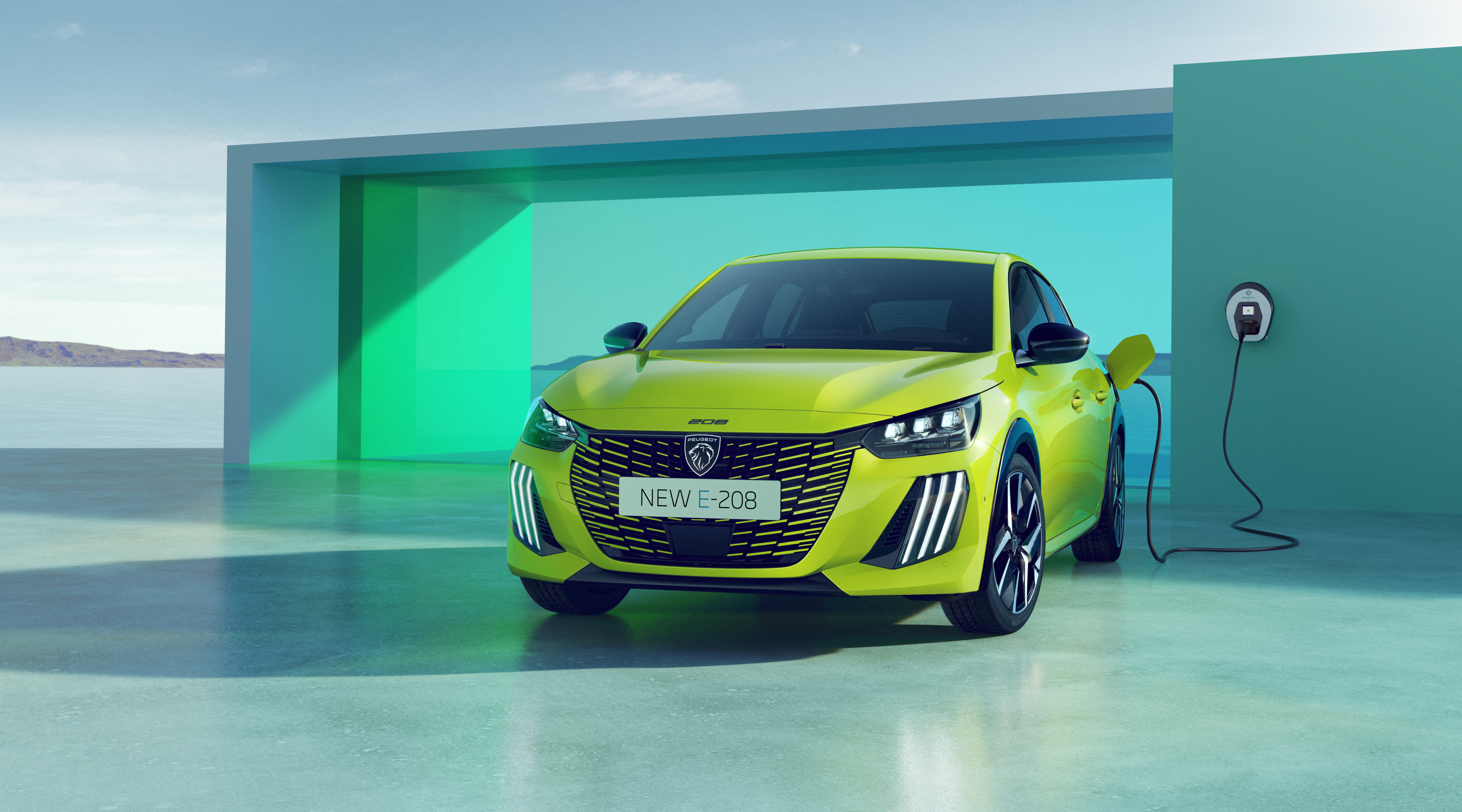 Ein gelbgrüner Peugeot e-208 steht an einem Ladeanschluss