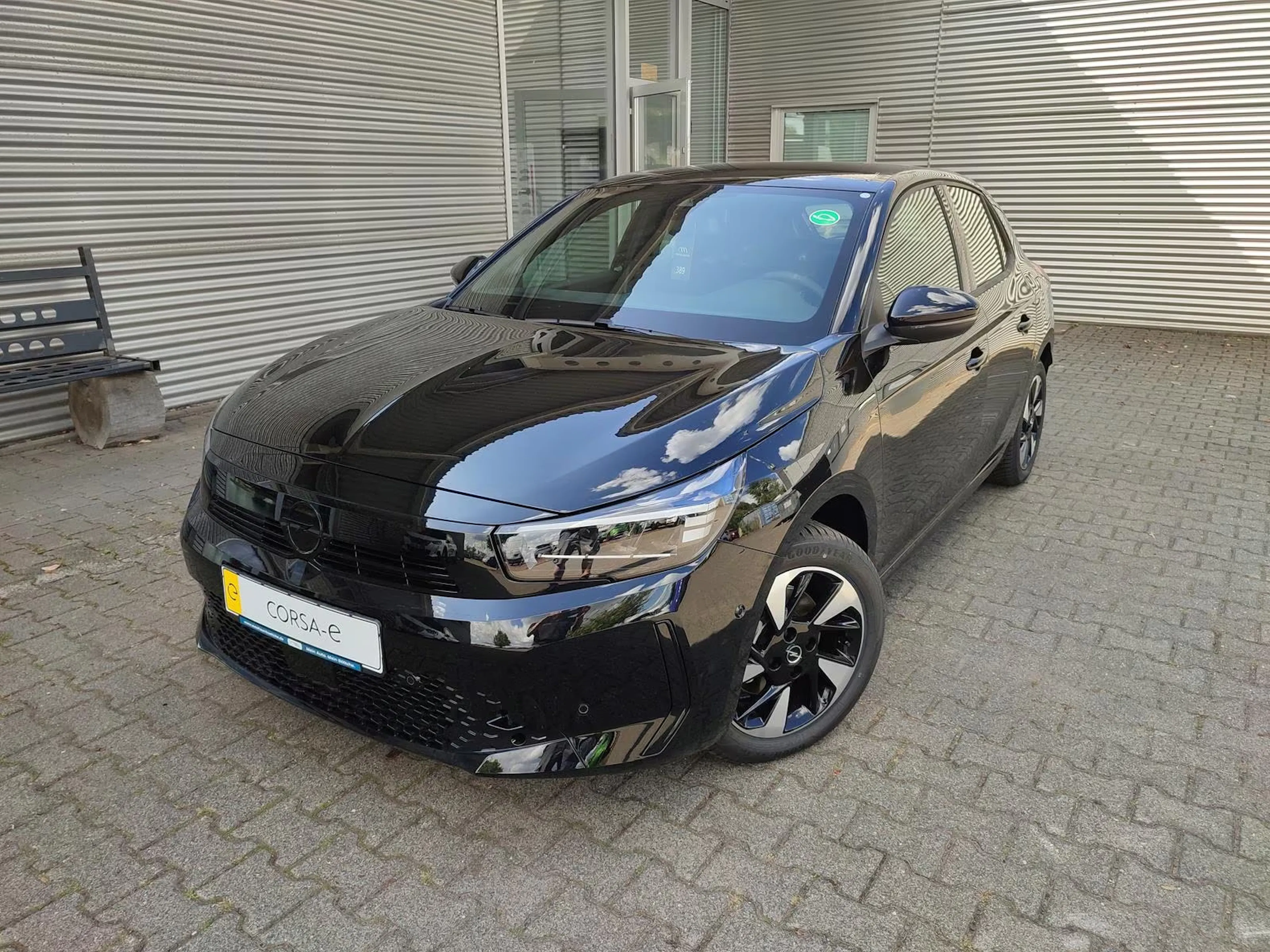 Ein schwarzer Opel Corsa mit Elektroantrieb