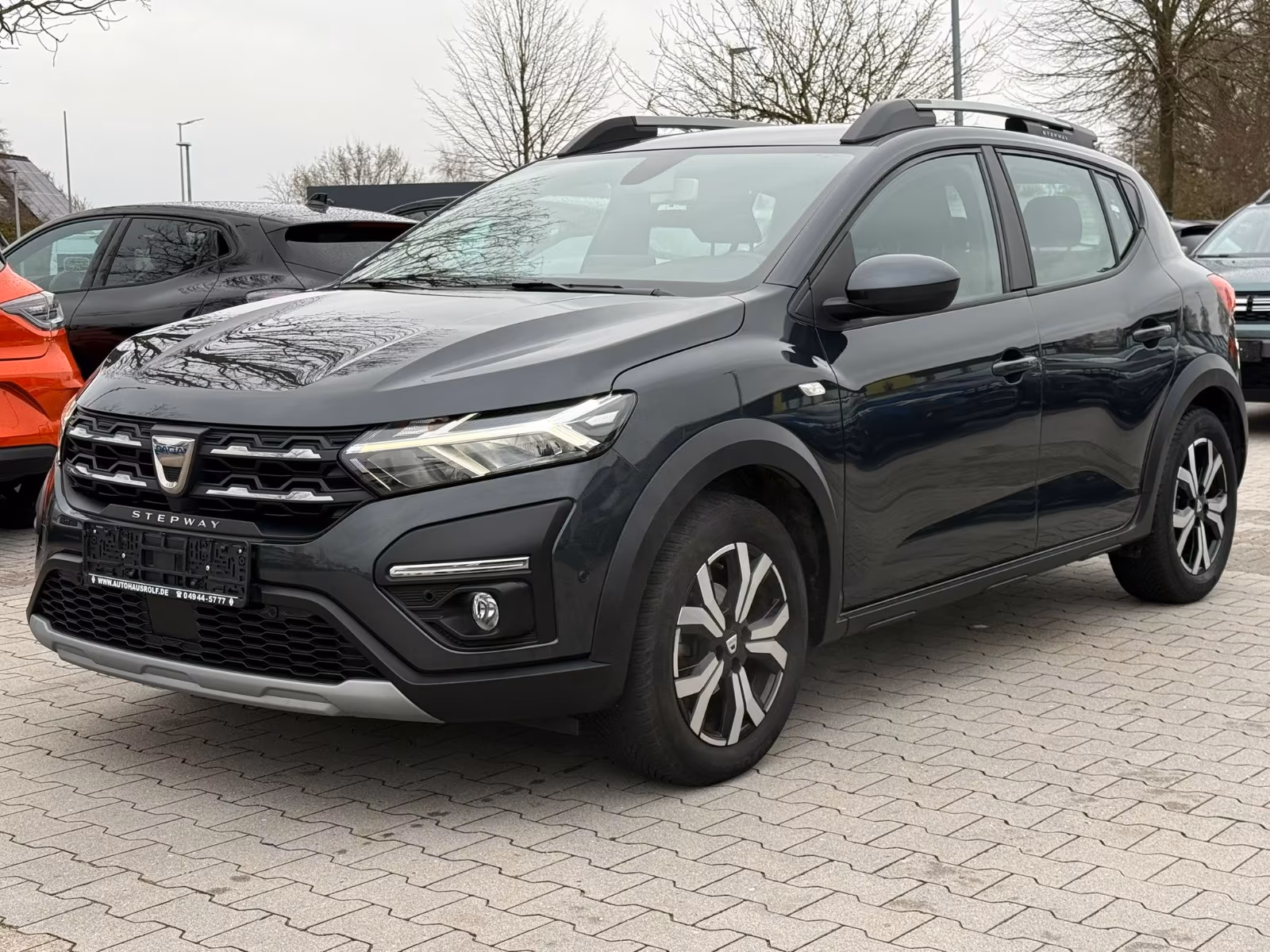 Ein schwarzer Dacia Sandero steht auf einem Parkplatz