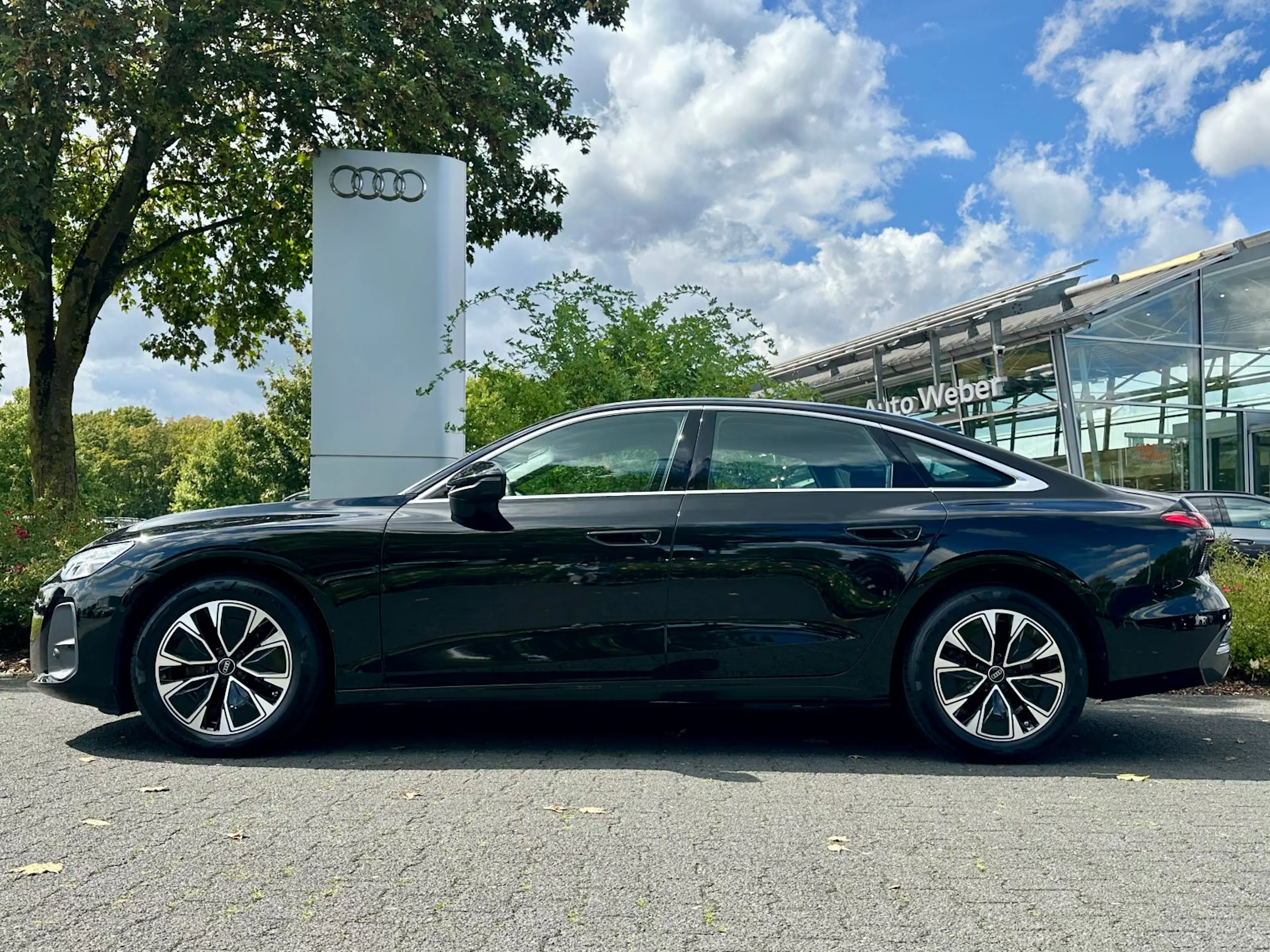 Schwarzer Audi A6 C9 vor Händler