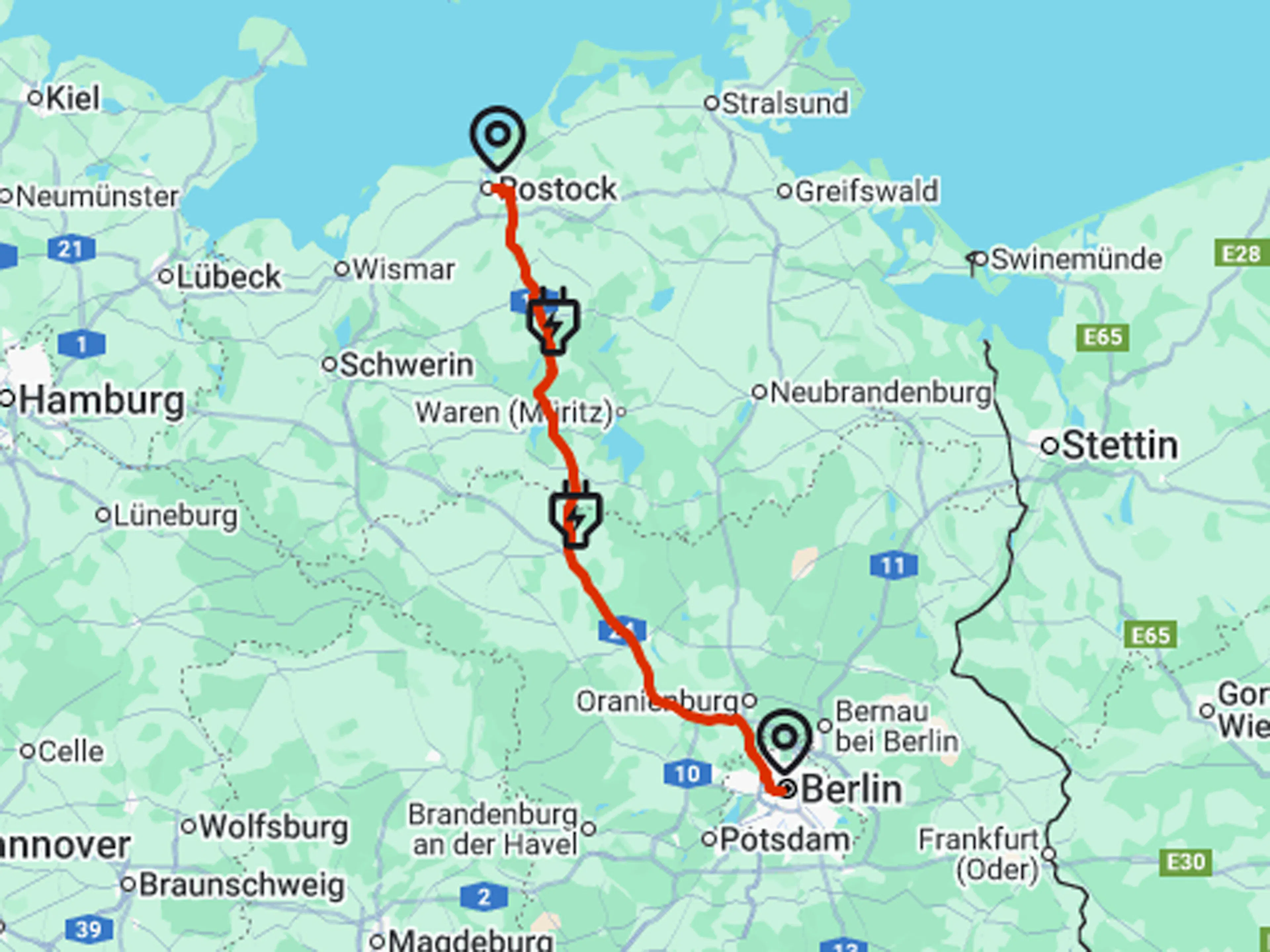 Eine Karte zeigt die Route und Ladestopps für ein ausgewähltes E-Auto.