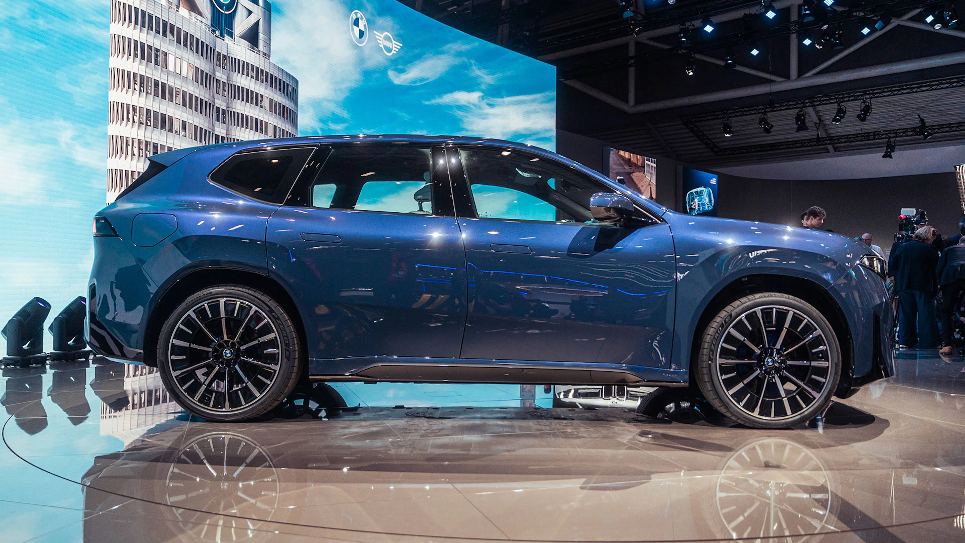 BMW iX3 in Blau Seitenansicht statisch