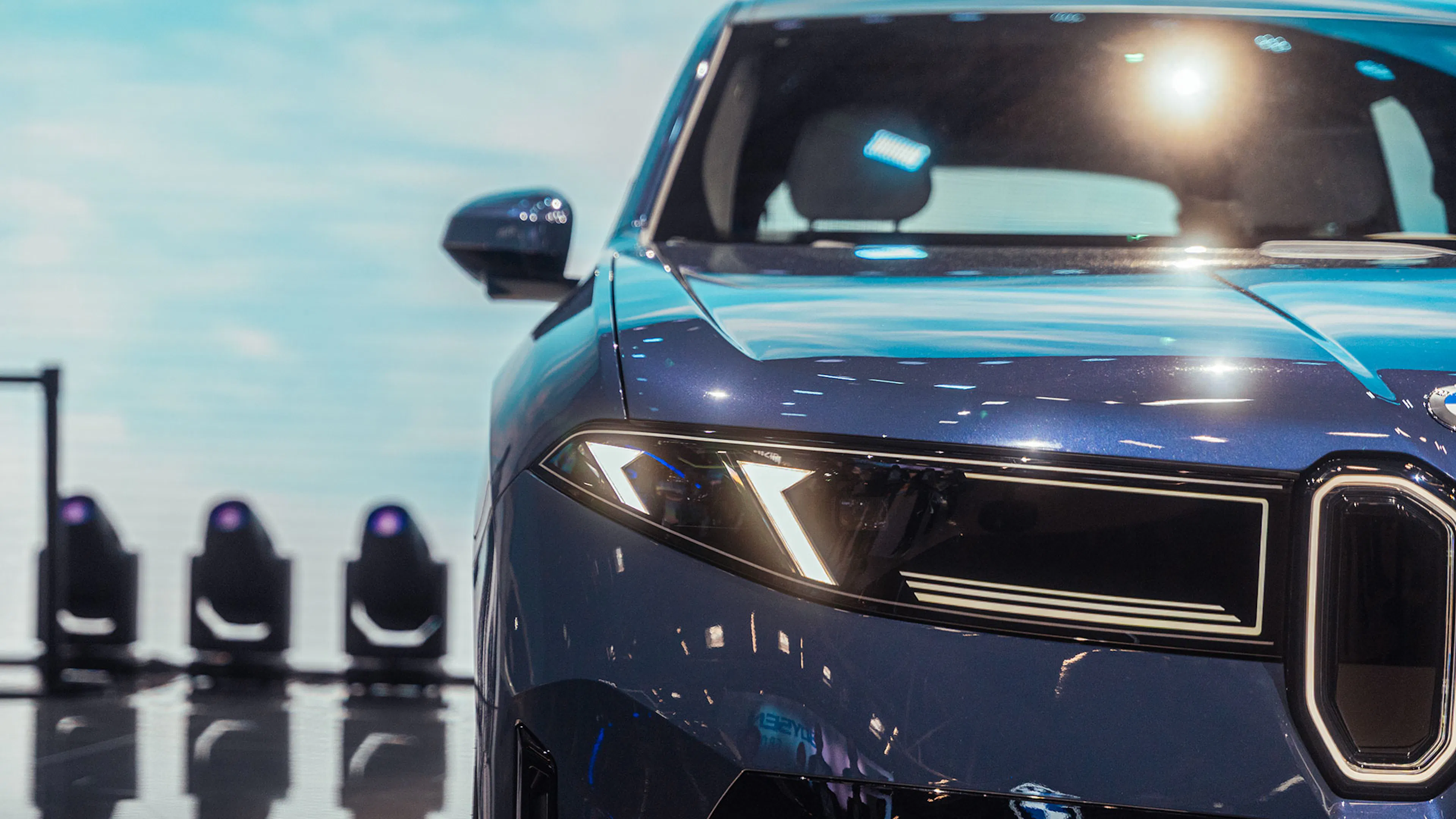 BMW iX3 in Blau Frontansicht