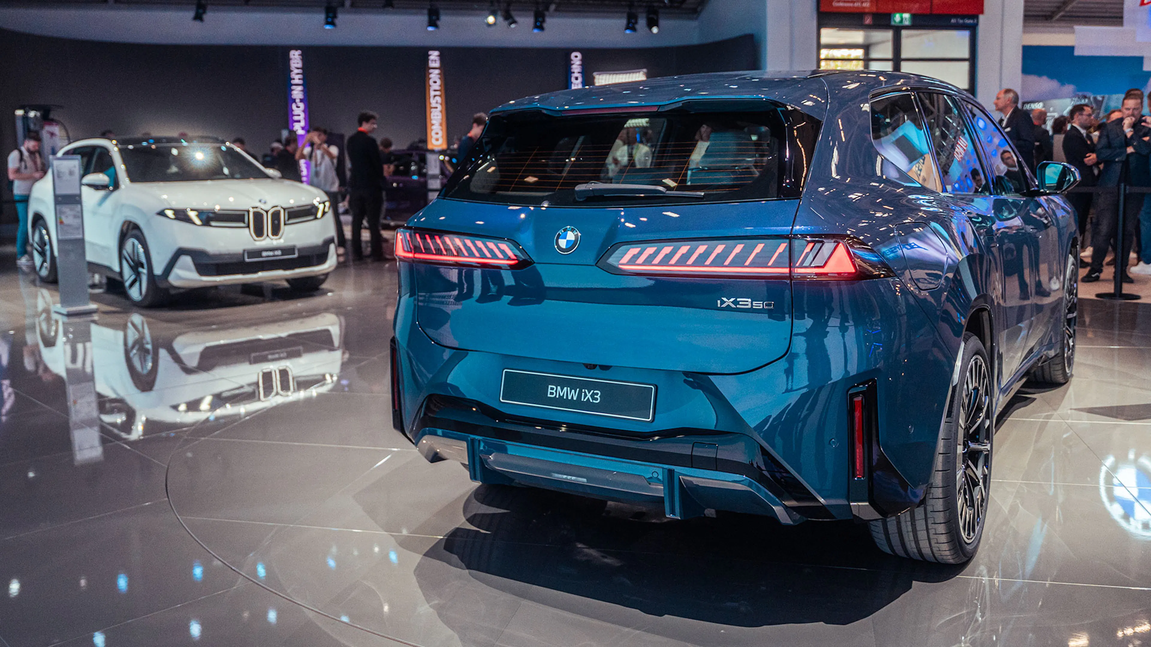 BMW iX3 in Blau Hinteransicht statisch