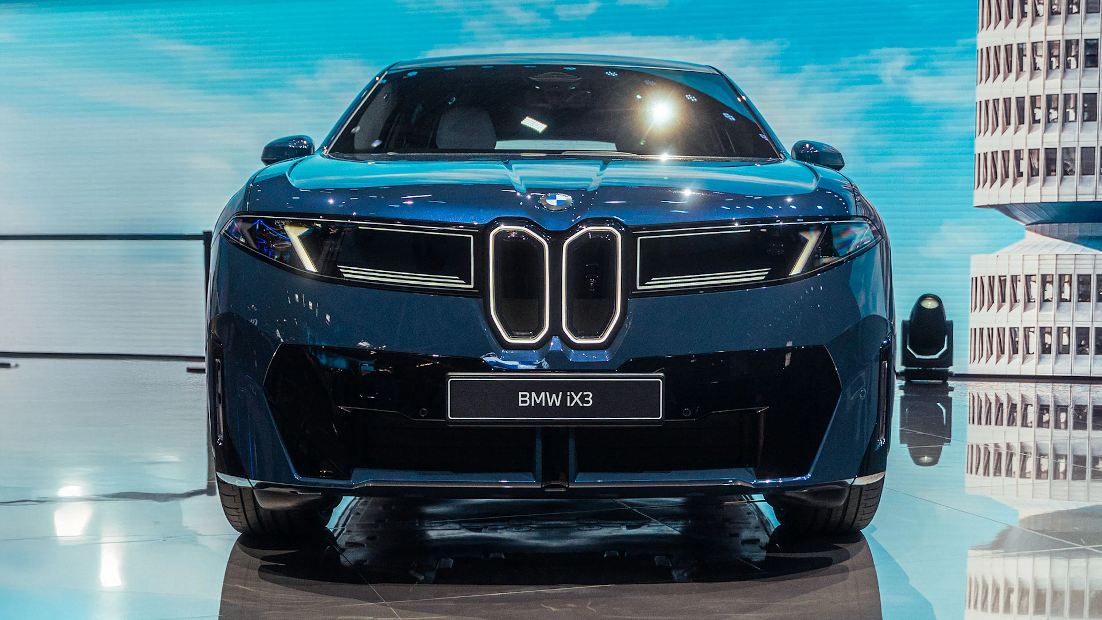 BMW iX3 in Blau Frontansicht statisch