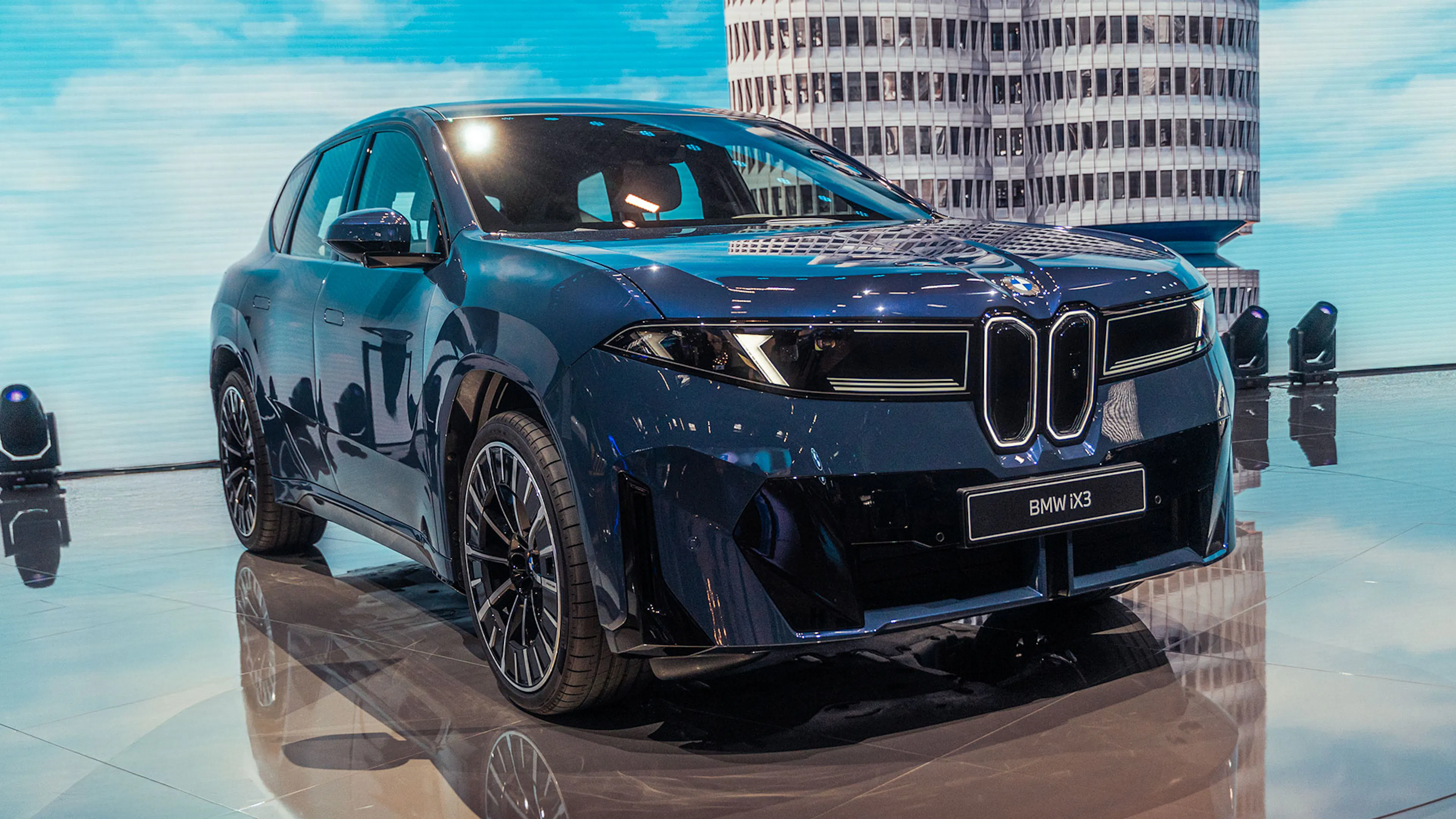 BMW iX3 in Blau Ansicht schräg vorn