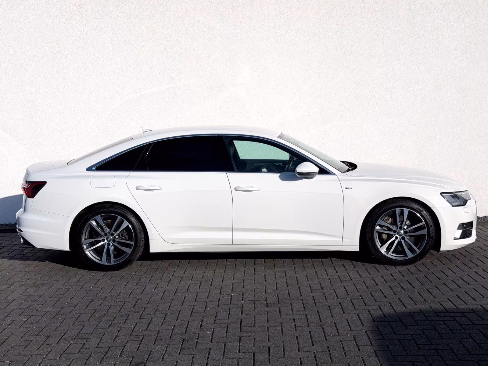 Ein weißer Audi A6 steht auf der Verkaufsfläche