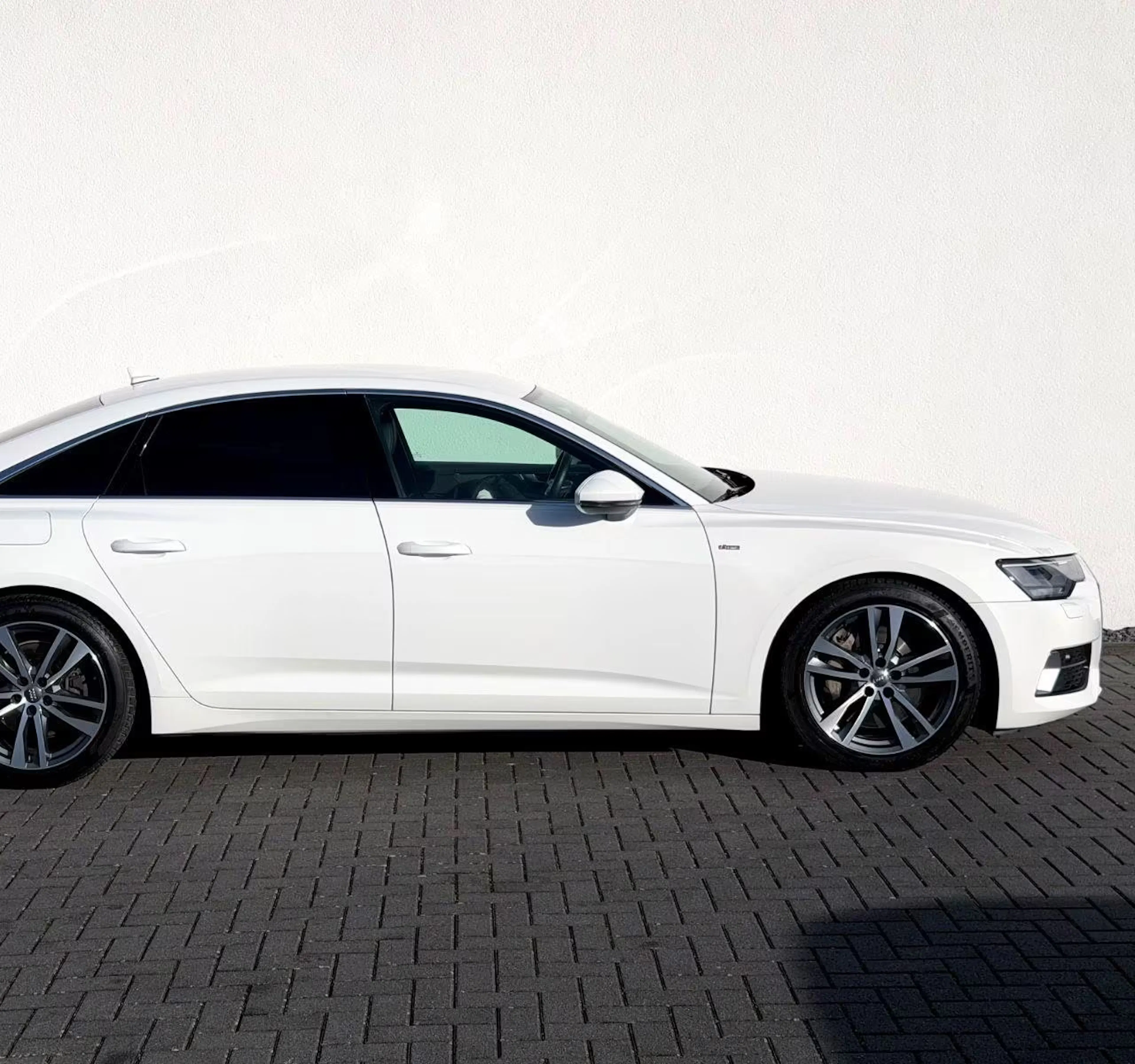 Ein weißer Audi A6 steht auf der Verkaufsfläche