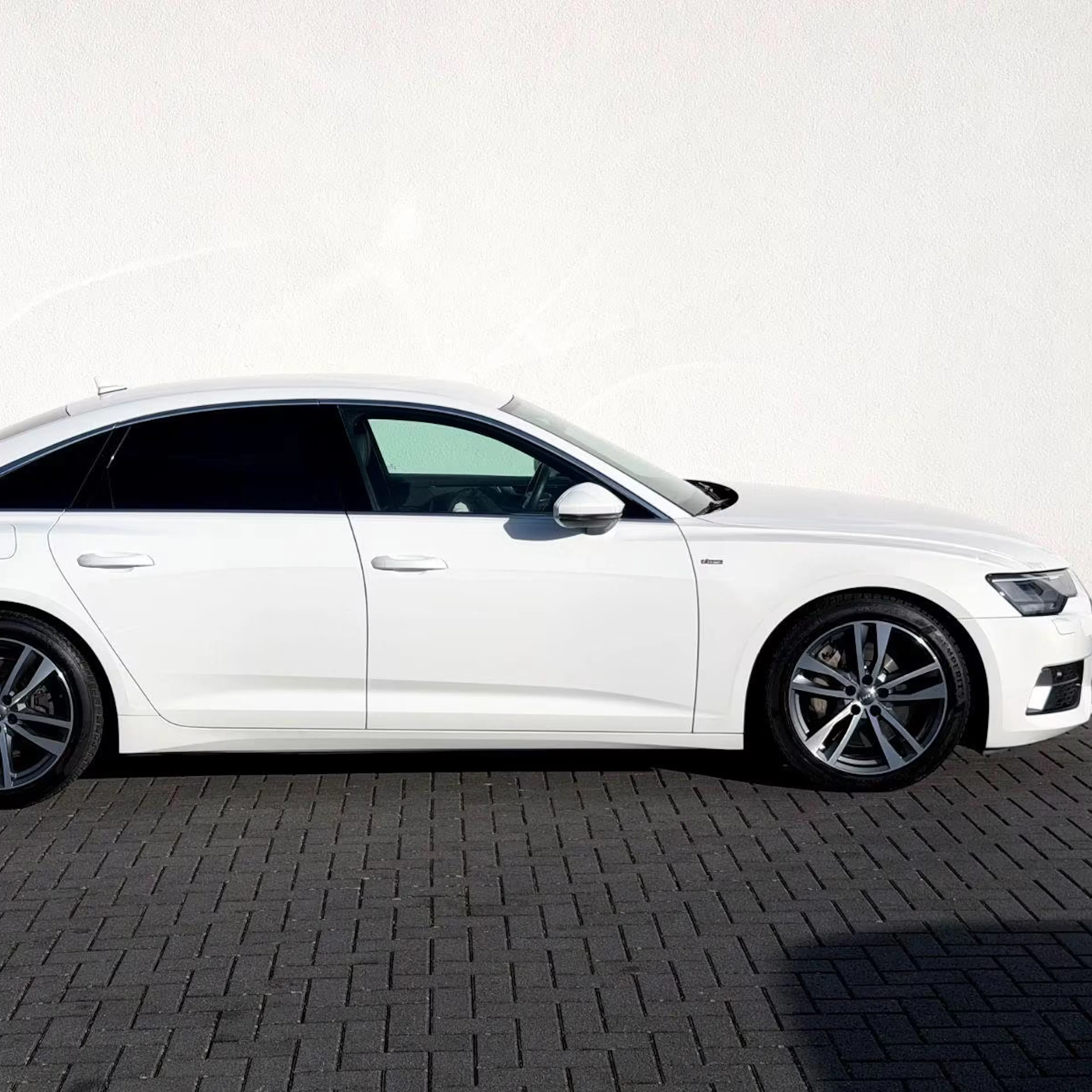 Ein weißer Audi A6 steht auf der Verkaufsfläche
