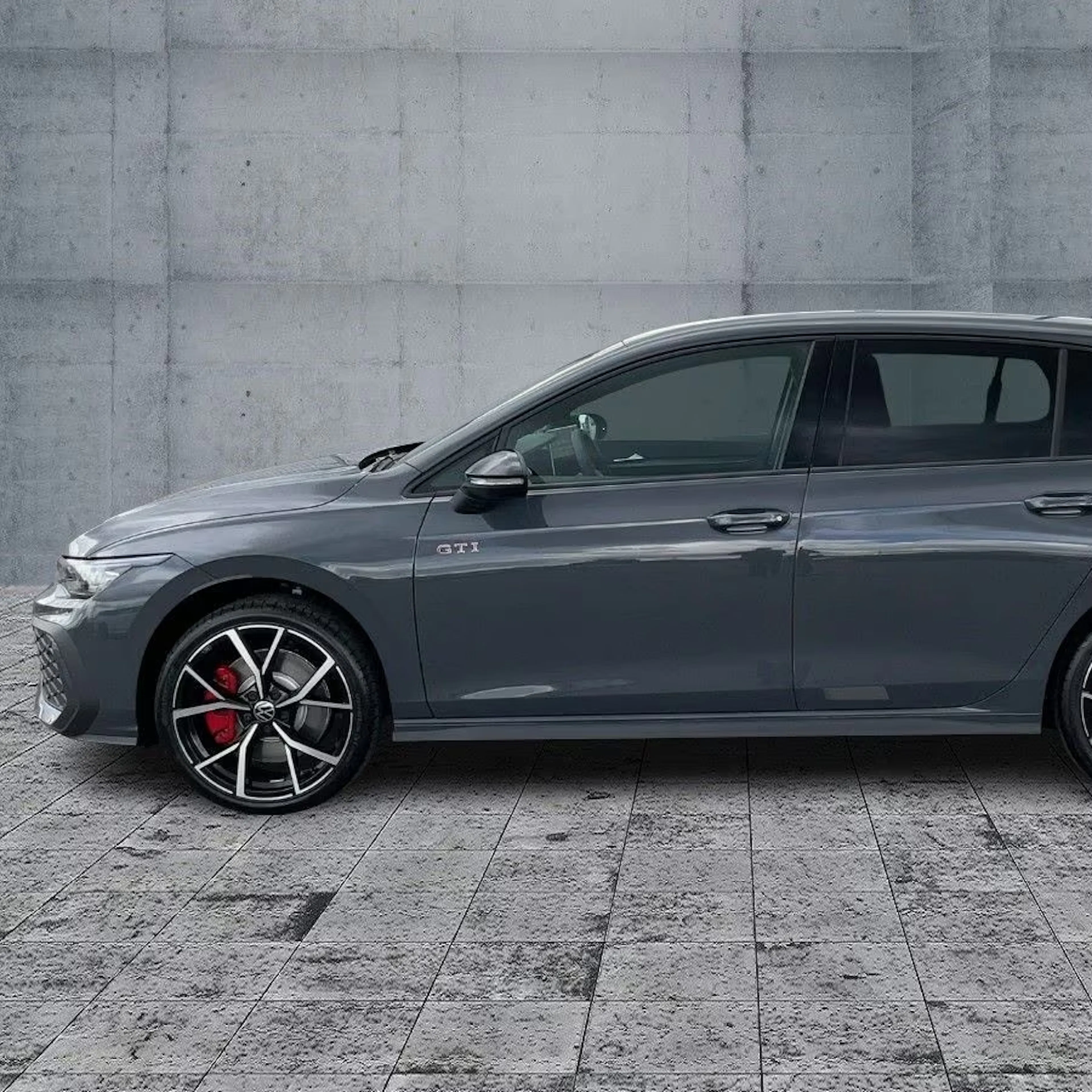 Ein VW Golf steht auf der Verkaufsfläche. Sichtbar ist die linke Seite des Wagens.