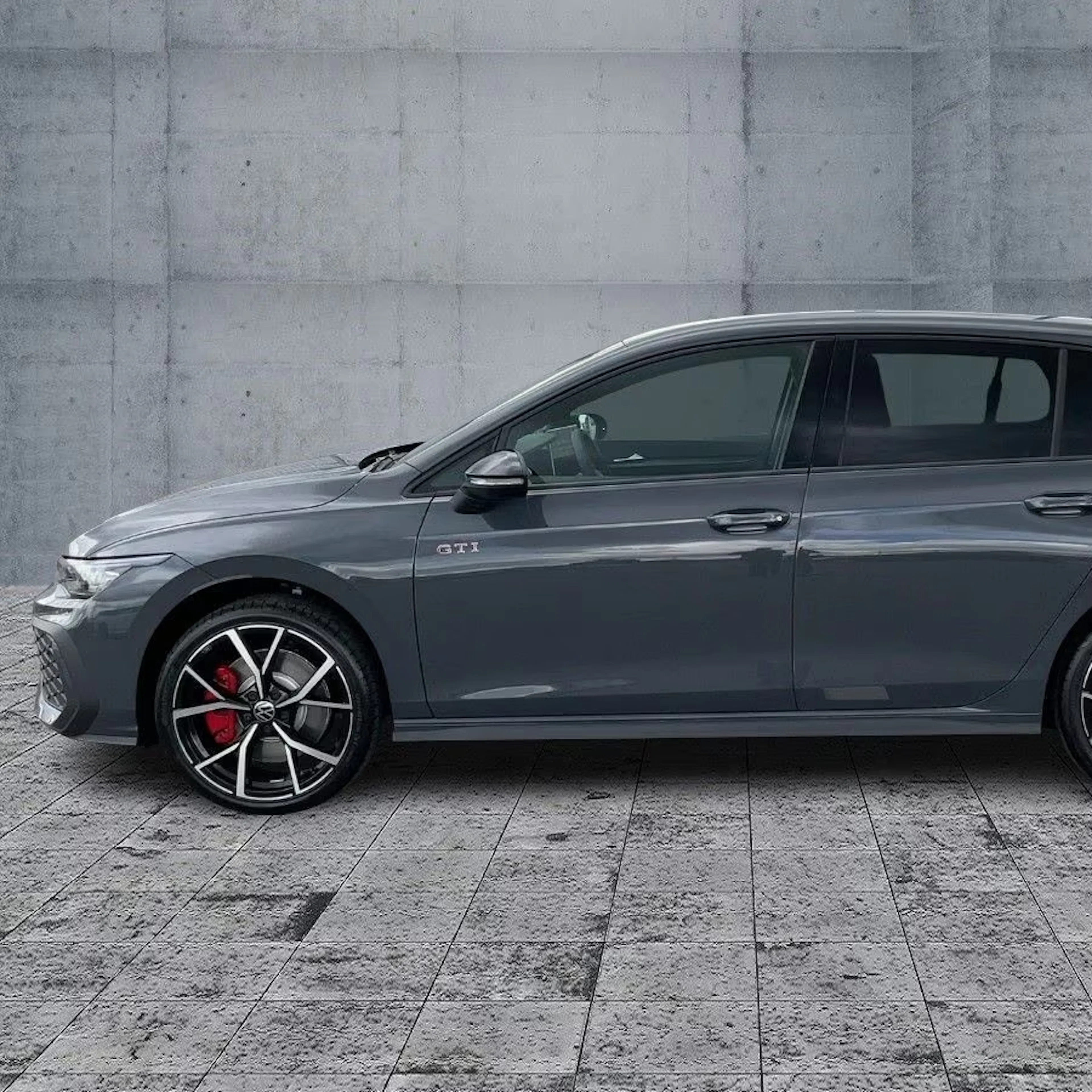 Ein VW Golf steht auf der Verkaufsfläche. Sichtbar ist die linke Seite des Wagens.