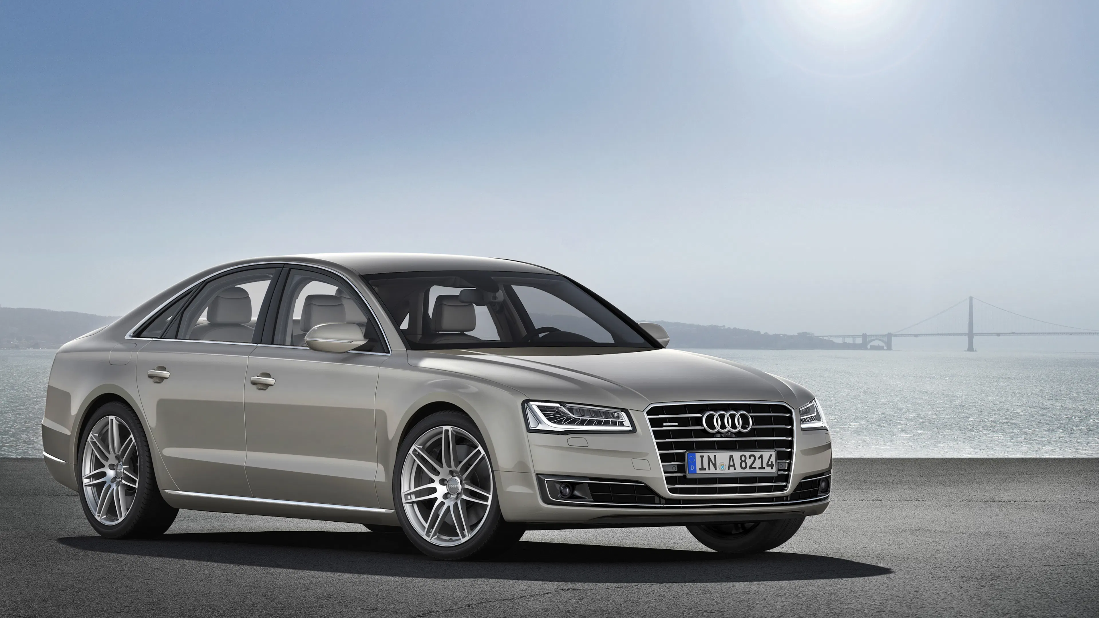 Ein grauer Audi A8 steht an der Küste.