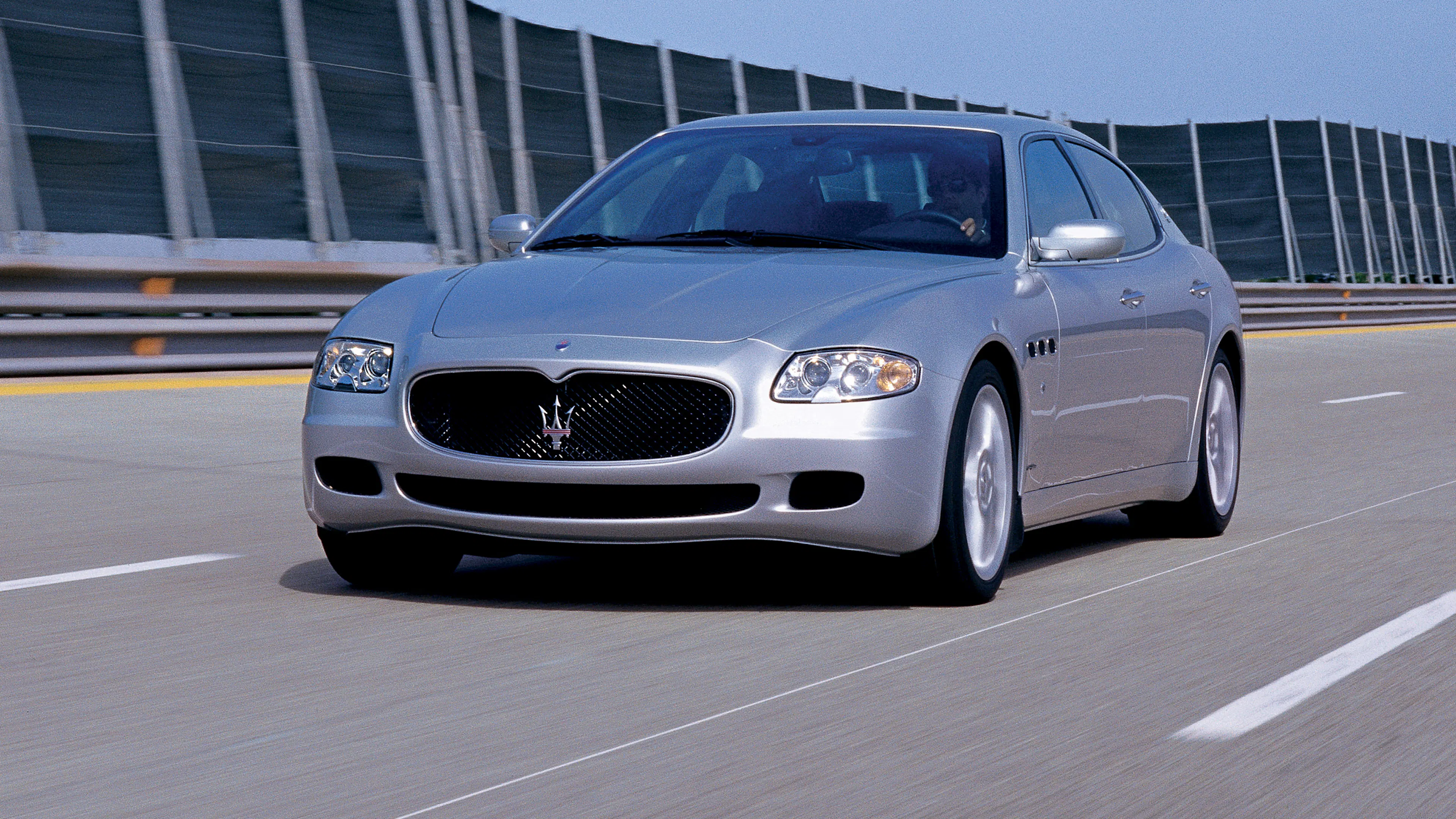 Ein silberner Maserati Quattroporte V fährt auf einer Autobahn.
