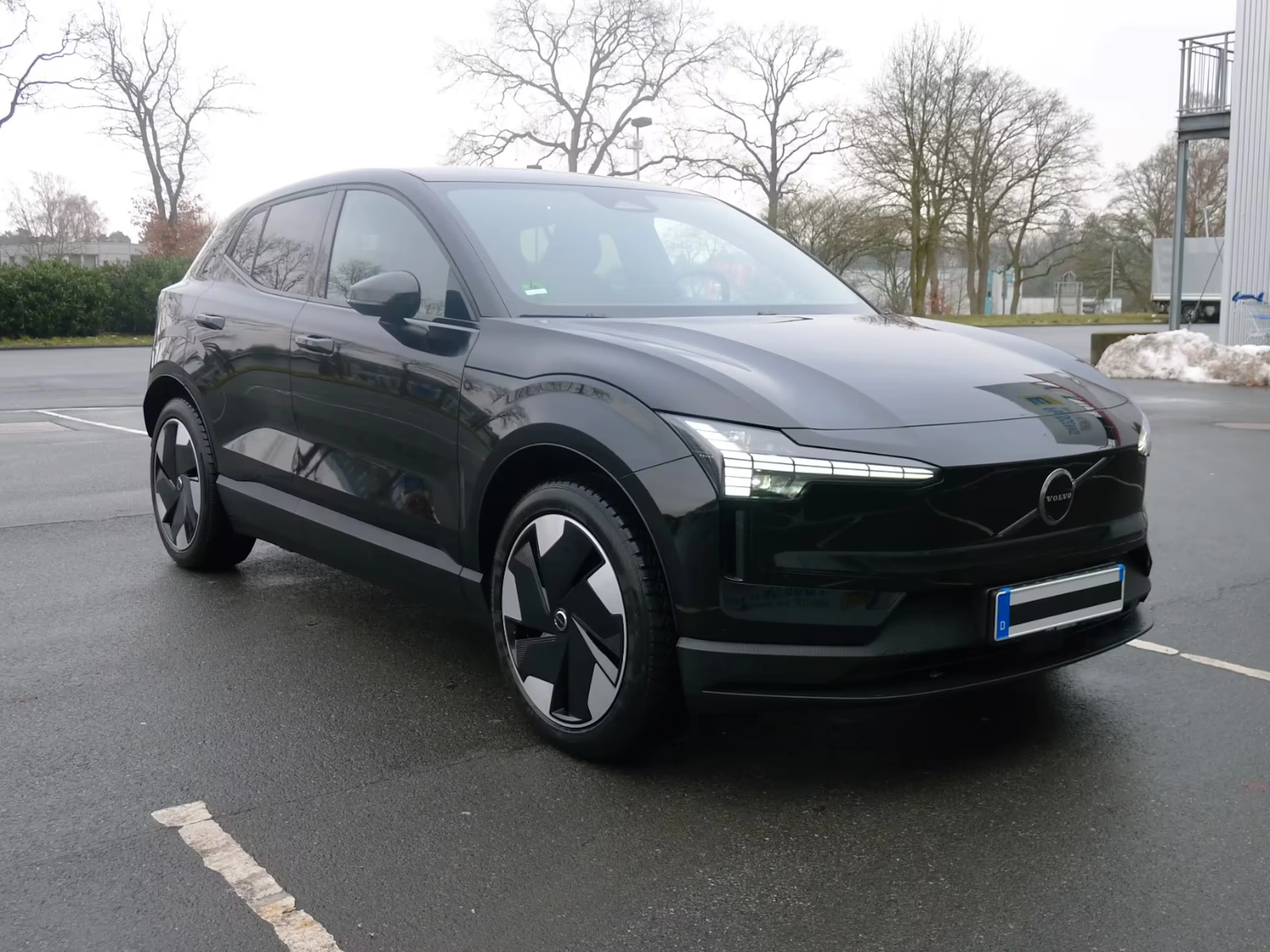 Ein schwarzer Volvo EX30 steht auf einem Parkplatz